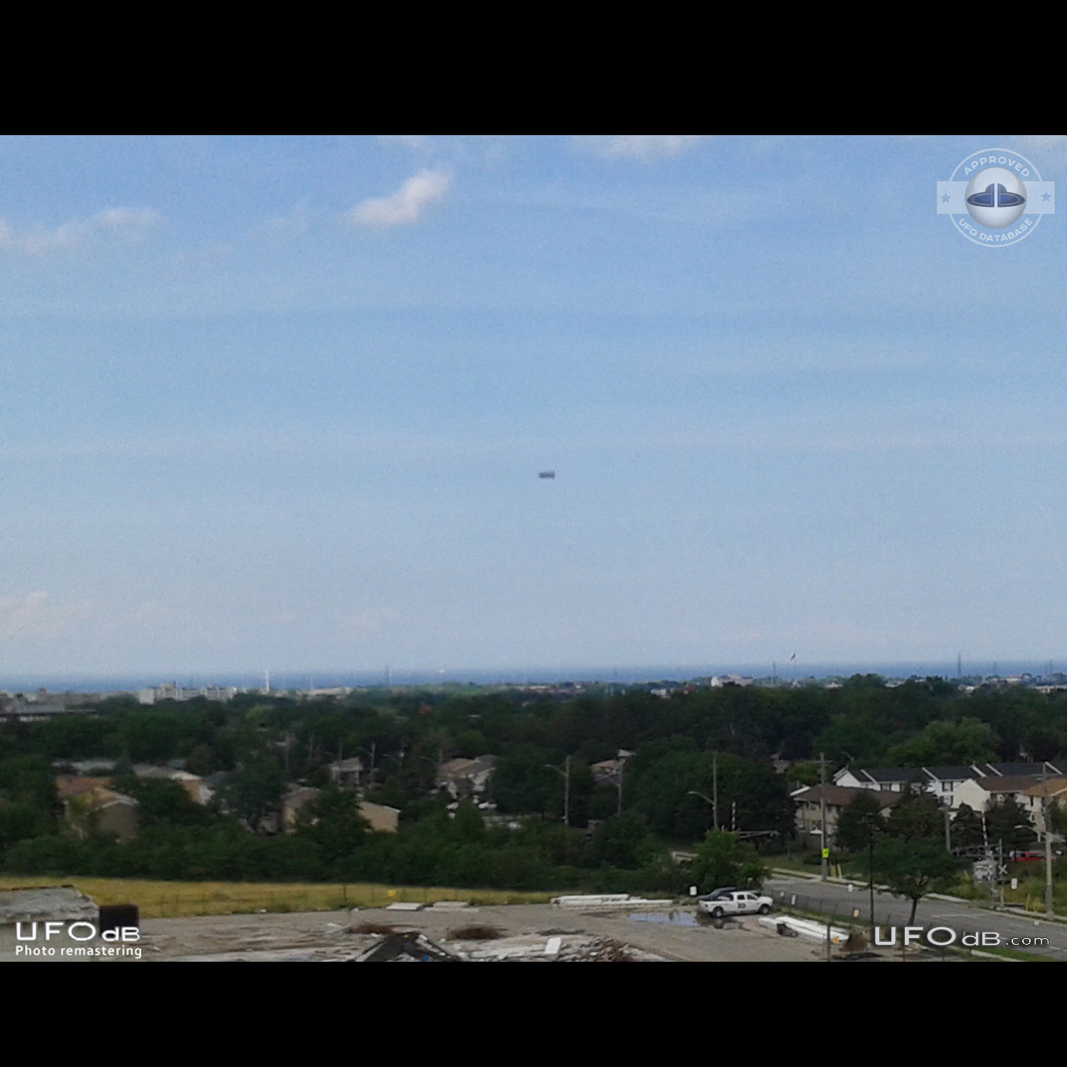 3D rectangular box-shaped UFO drifting smoothly - Hamilton Ontario Can UFO Picture #828-1