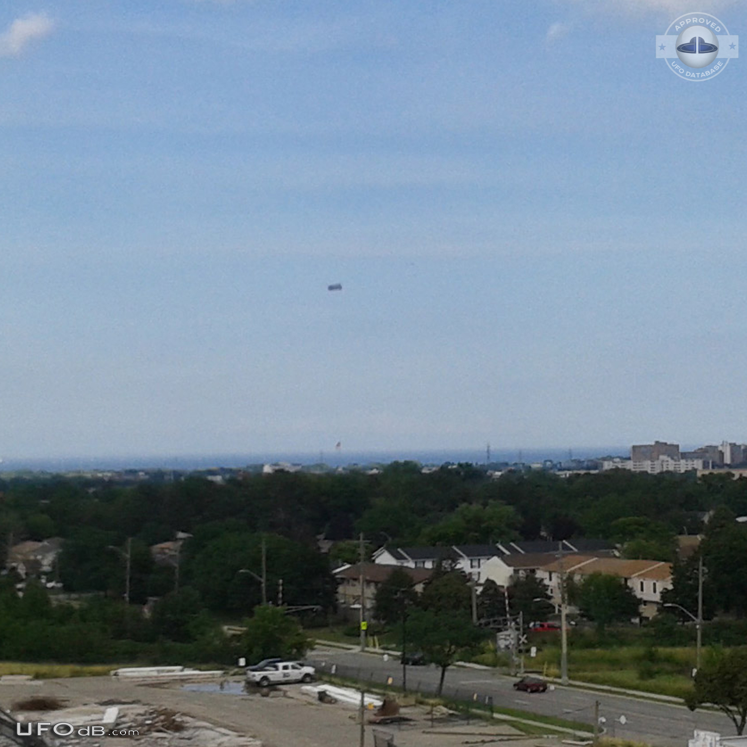 3D rectangular box-shaped UFO drifting smoothly - Hamilton Ontario Can UFO Picture #828-2