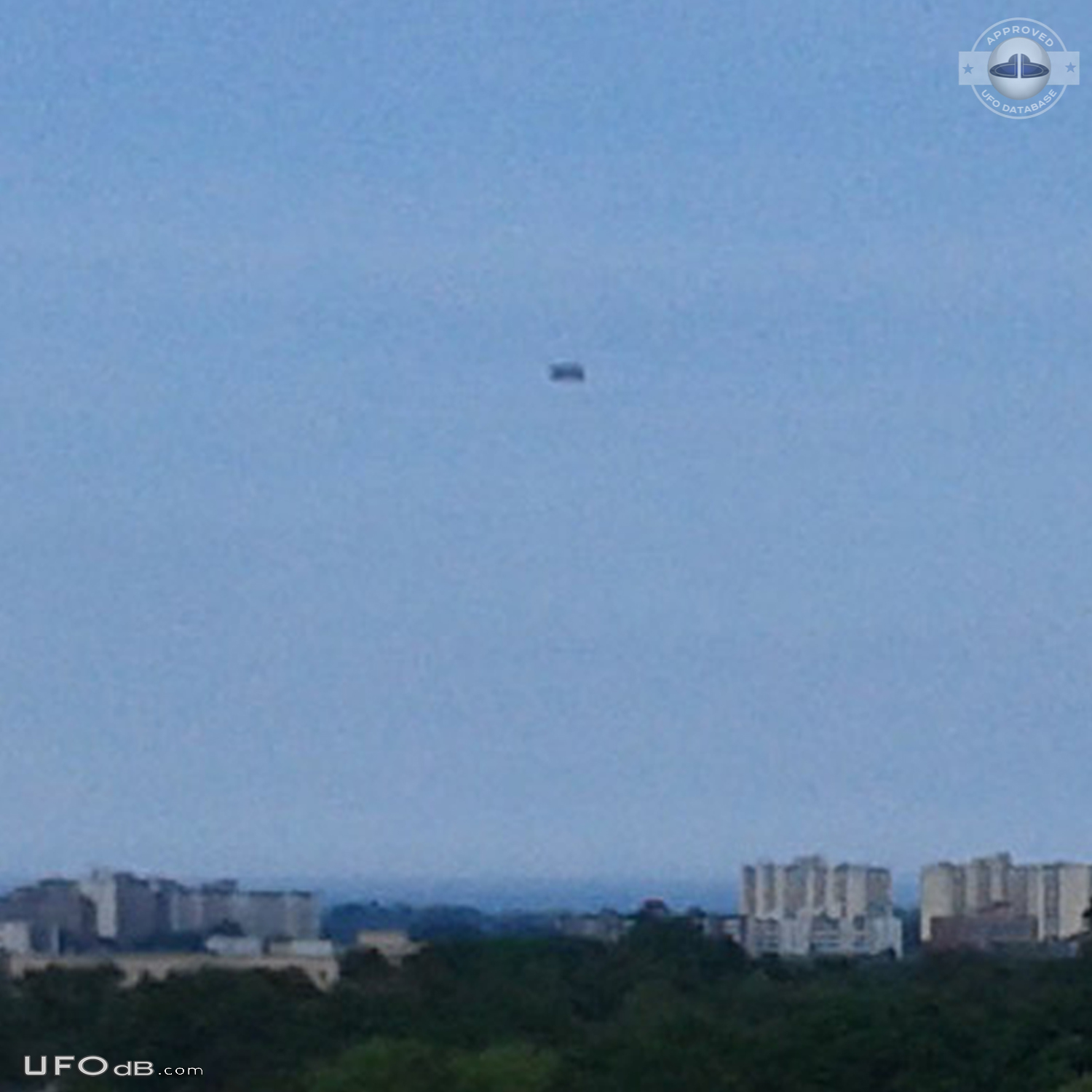 3D rectangular box-shaped UFO drifting smoothly - Hamilton Ontario Can UFO Picture #828-4