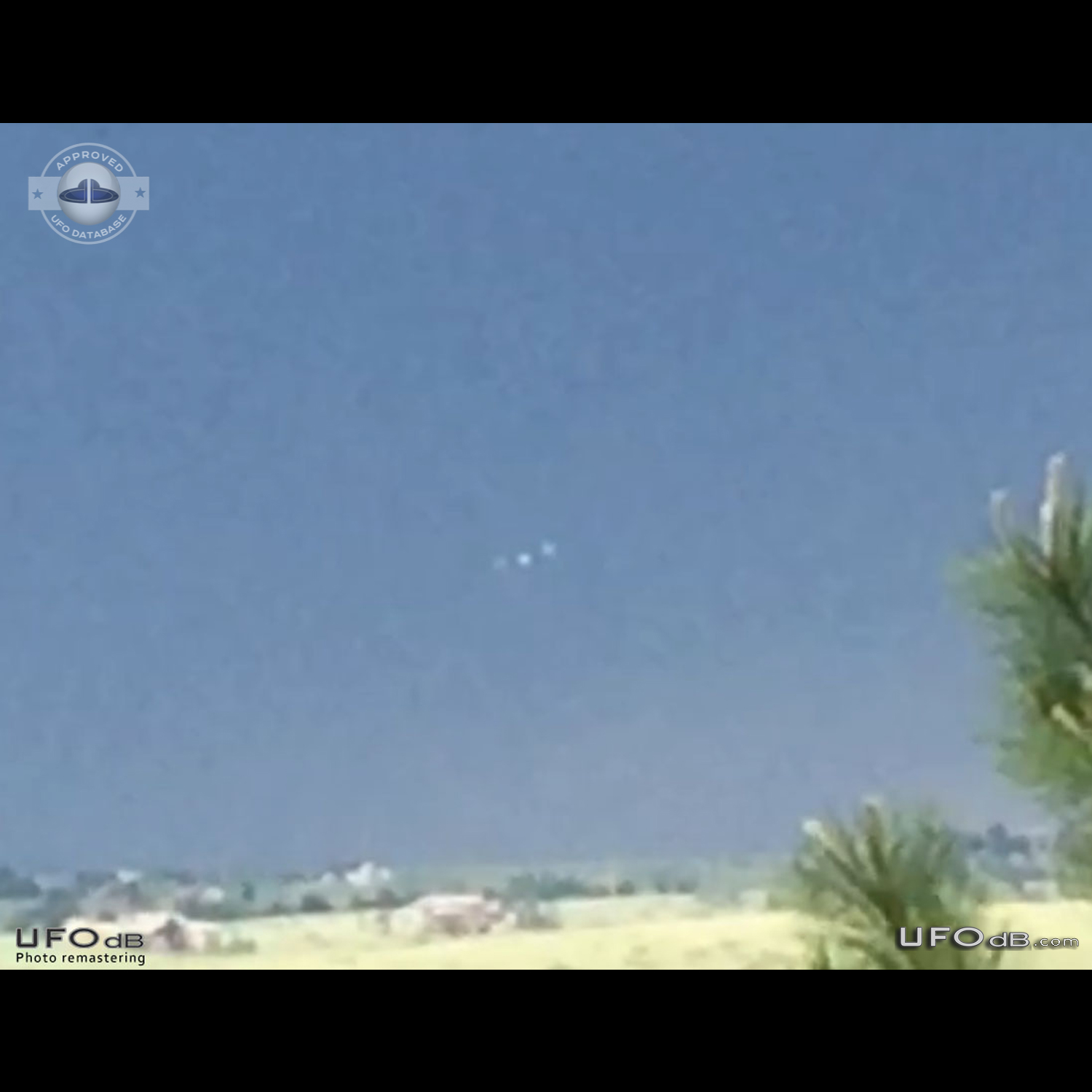 3 circle UFOs in formation following storm then one broke off - Parker UFO Picture #821-1