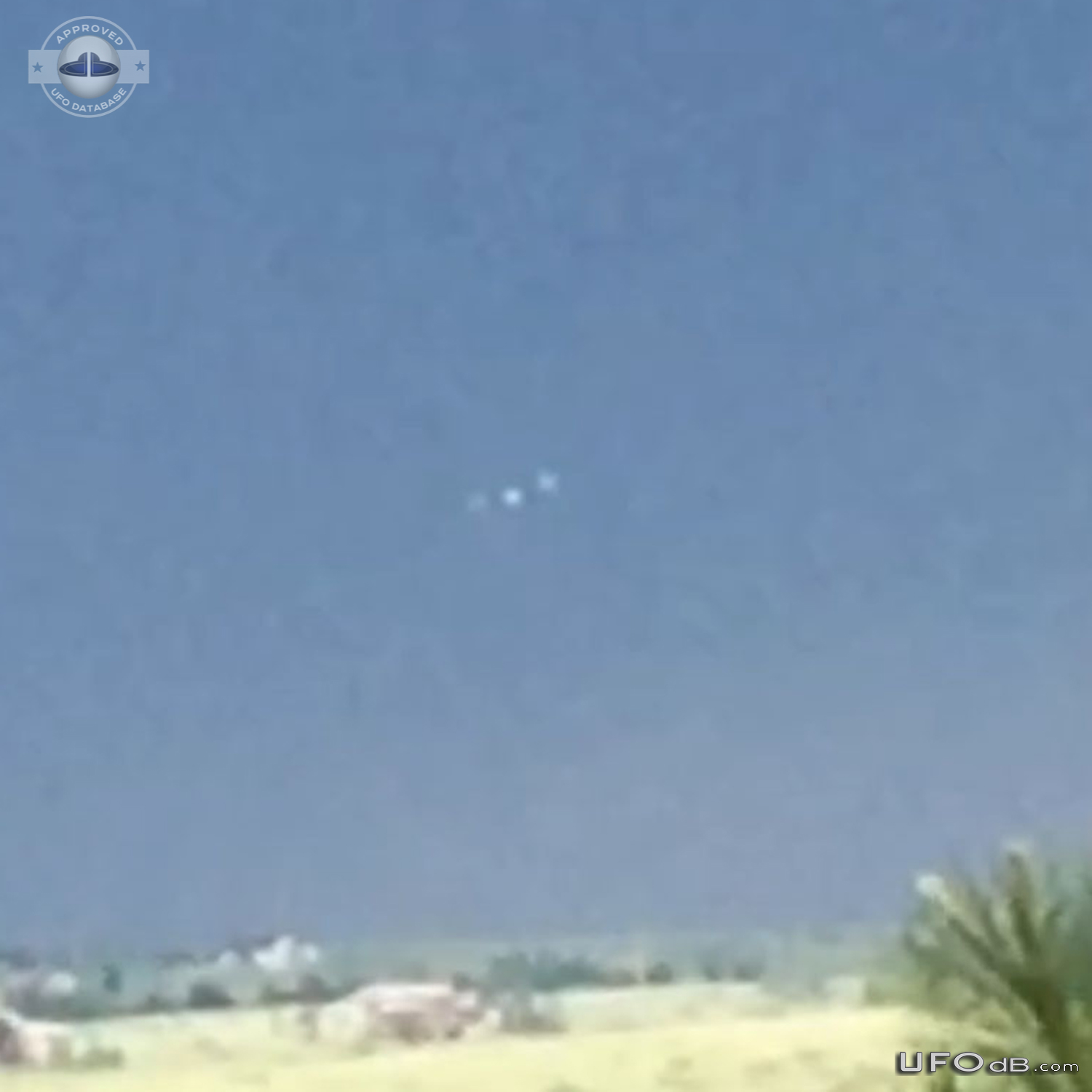 3 circle UFOs in formation following storm then one broke off - Parker UFO Picture #821-2