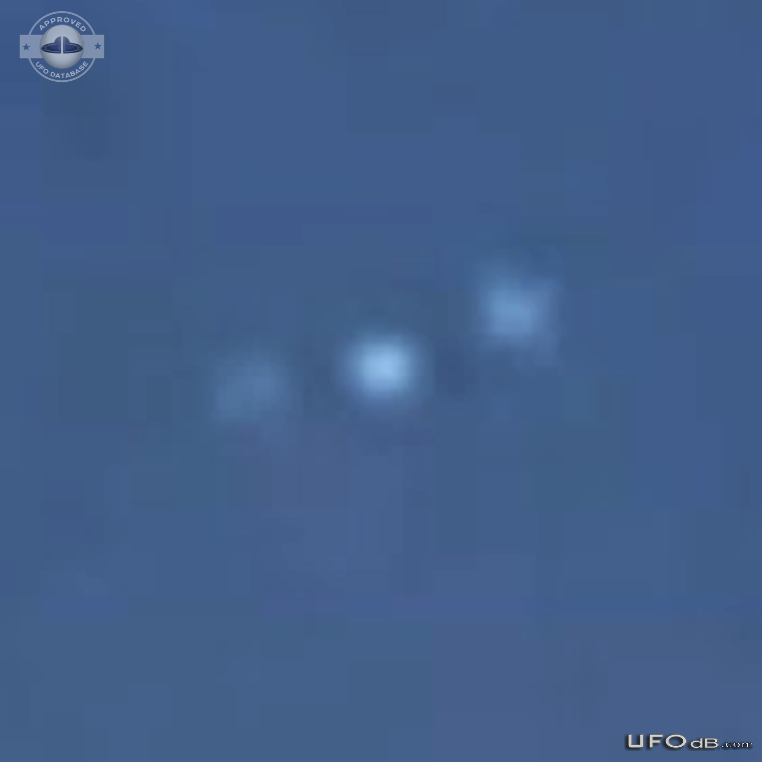 3 circle UFOs in formation following storm then one broke off - Parker UFO Picture #821-4