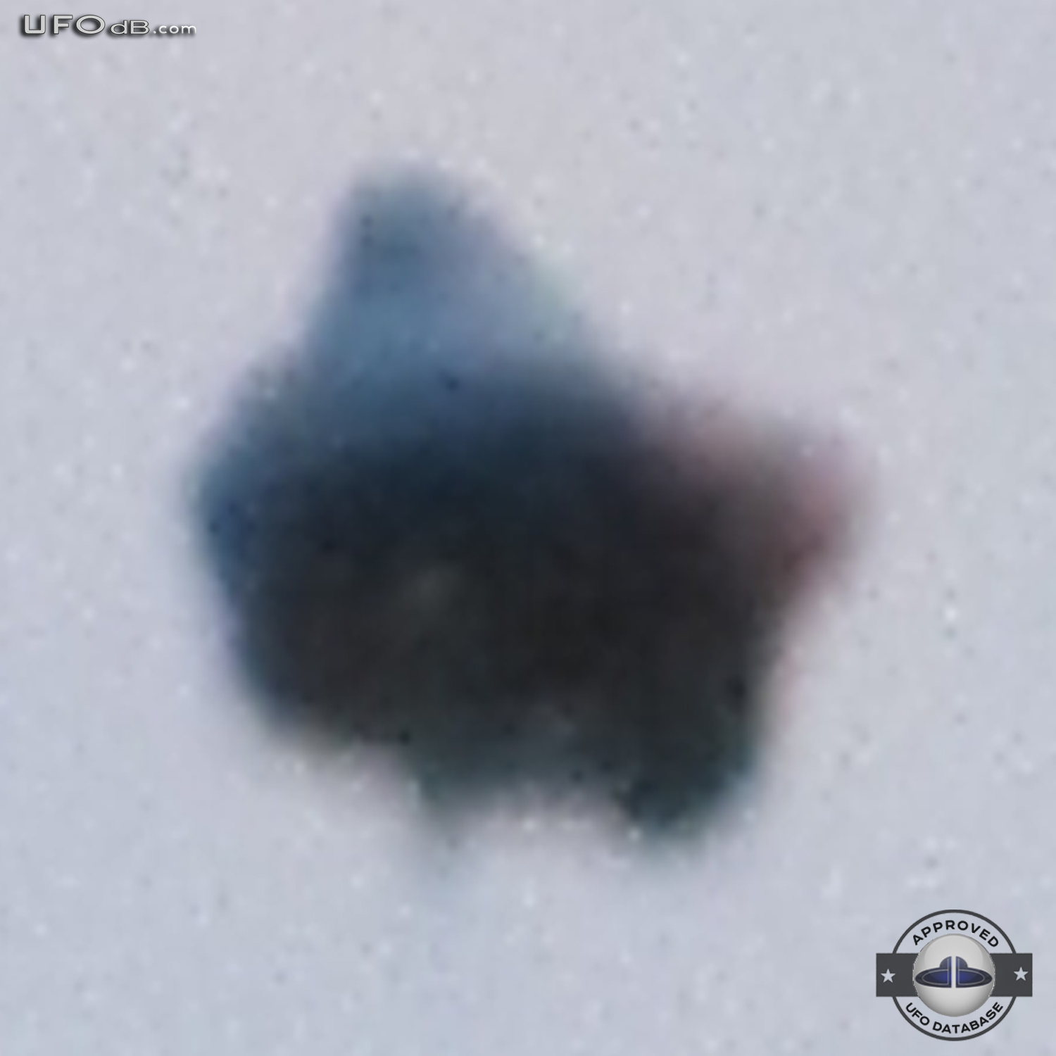 A Massachusetts citizen get a picture of UFO the size of a Basketball UFO Picture #365-3