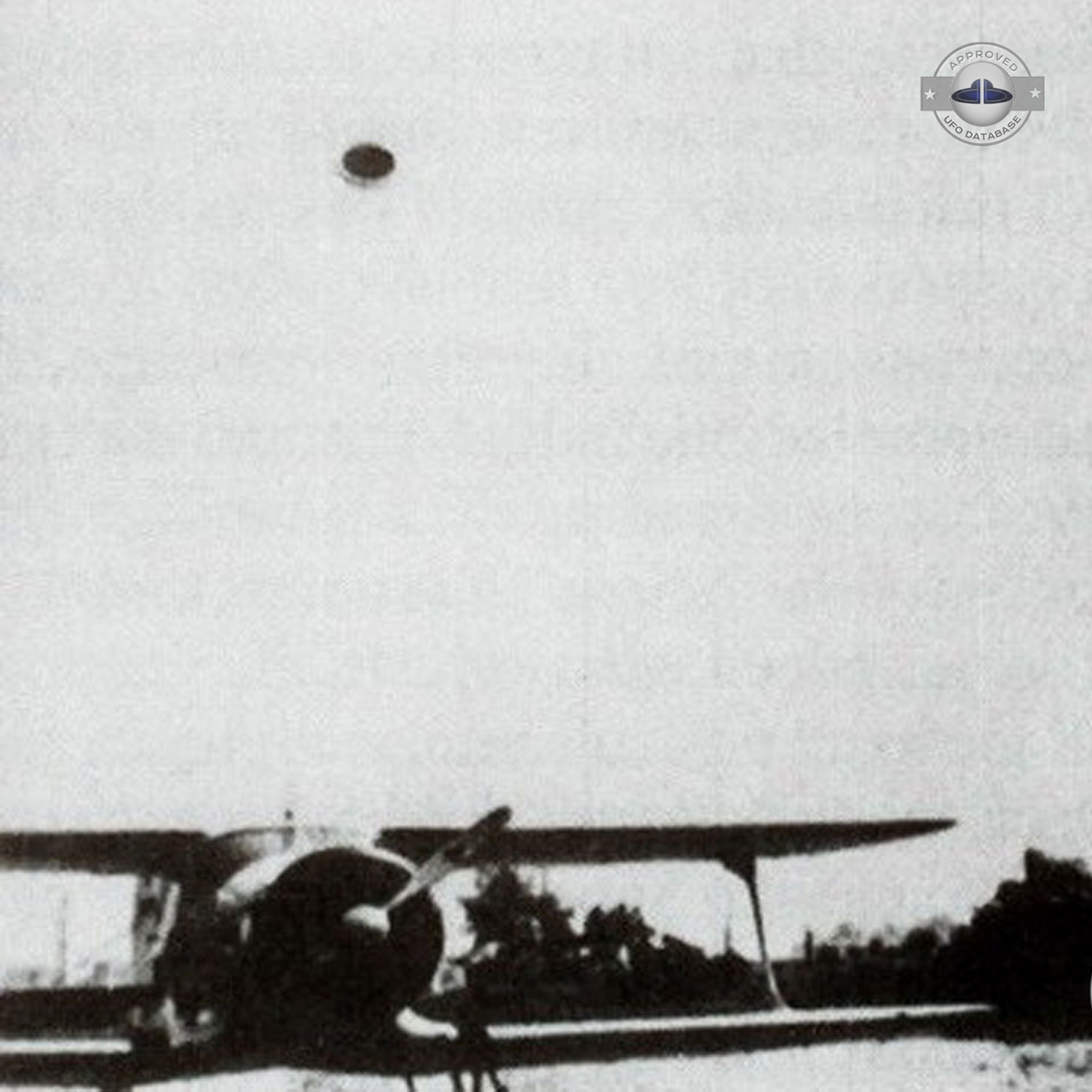 Under the UFO we can see 2 aircraft on the shore of Anchorage Alaska UFO Picture #113-2