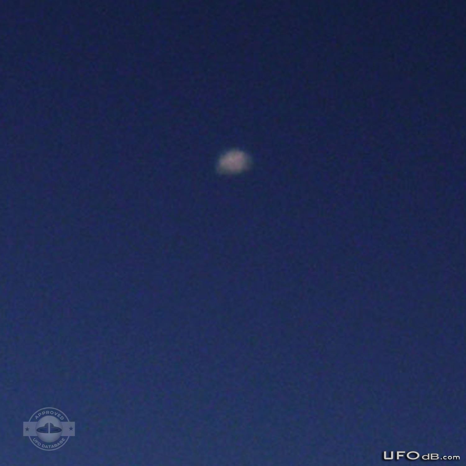 At dawn over Windsor - Bright UFO near the Detroit River | Canada 2011 UFO Picture #261-3