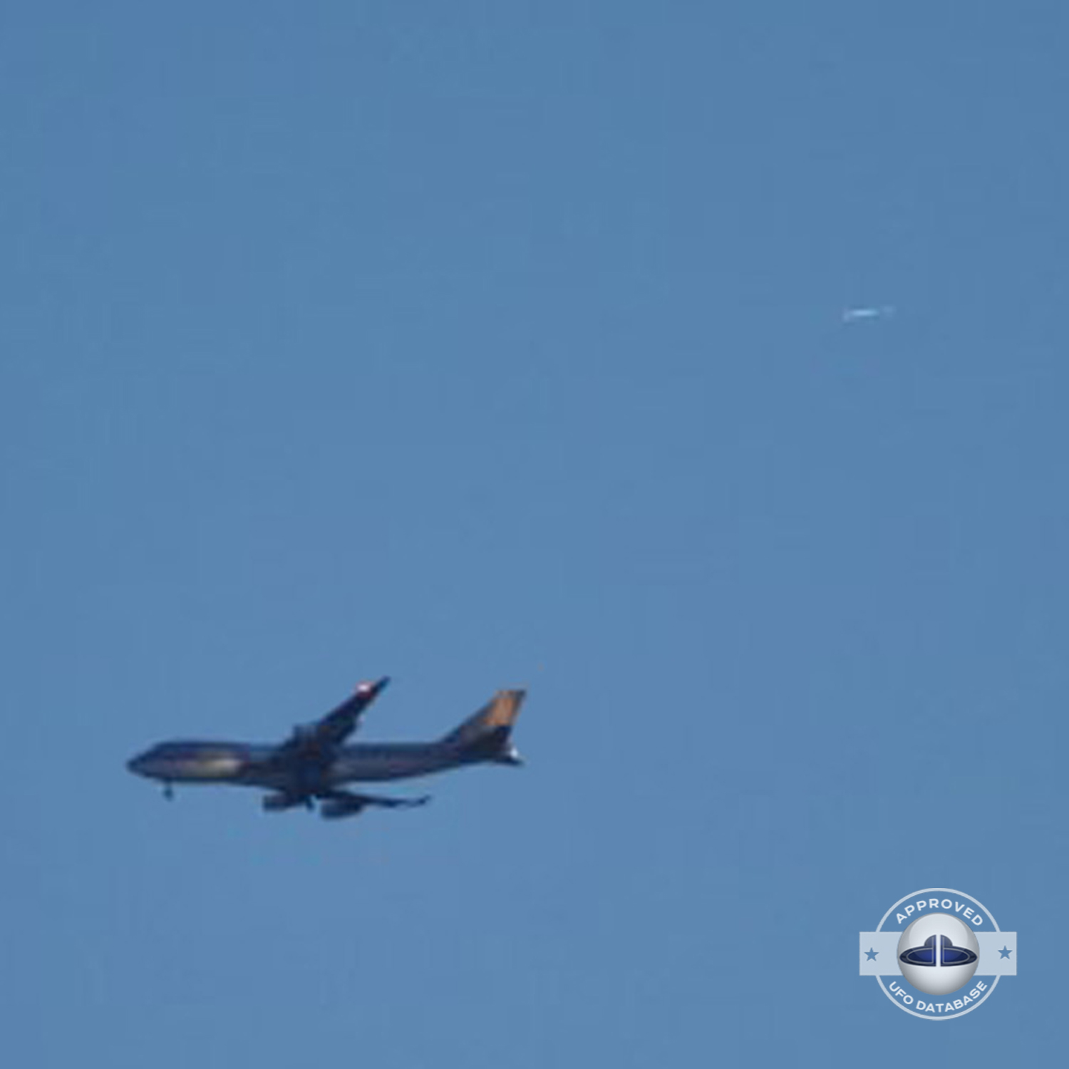 UFO sighting Vienna | UFO with airplane | Austria UFO picture 2009 UFO Picture #149-3