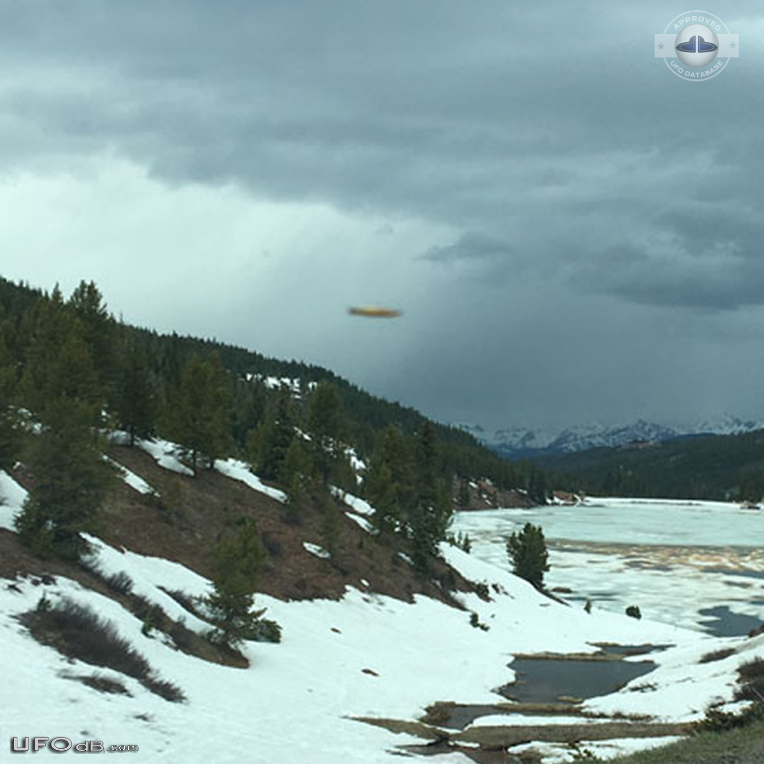 Black Lake picture captures saucer UFO passing near Vail Pass Copper M UFO Picture #822-3