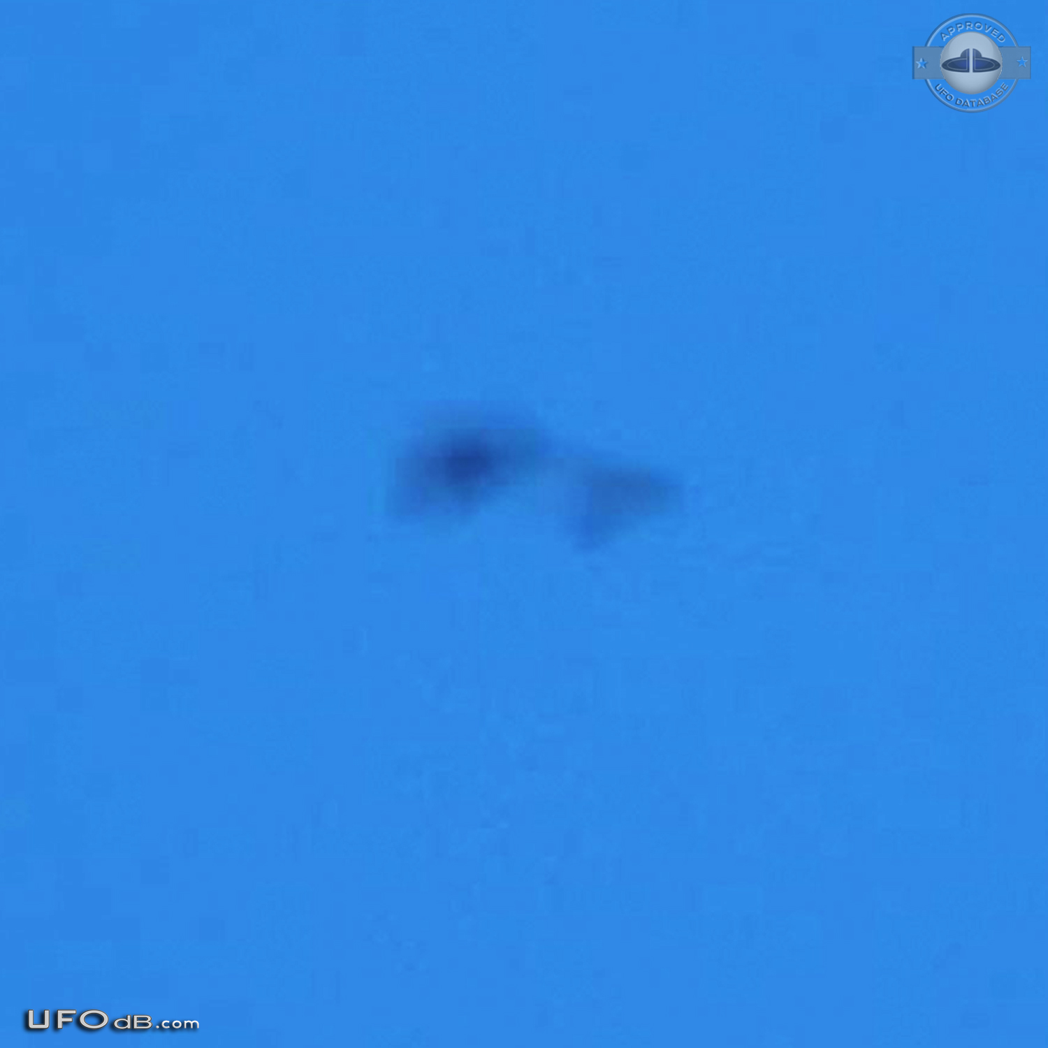 Blurry Photo of triangular UFO in the Blue sky of Hamburg Germany 2012 UFO Picture #496-2