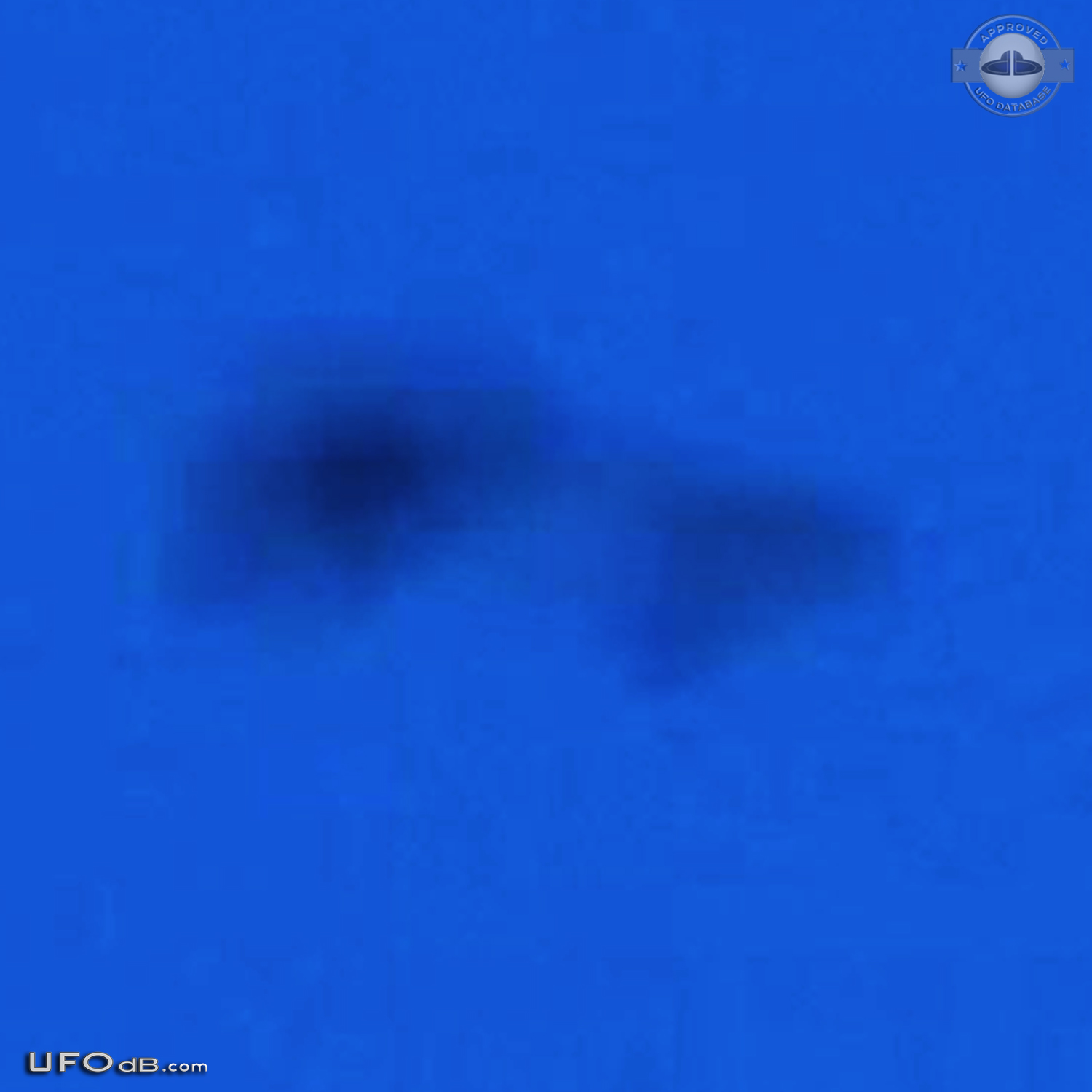Blurry Photo of triangular UFO in the Blue sky of Hamburg Germany 2012 UFO Picture #496-3