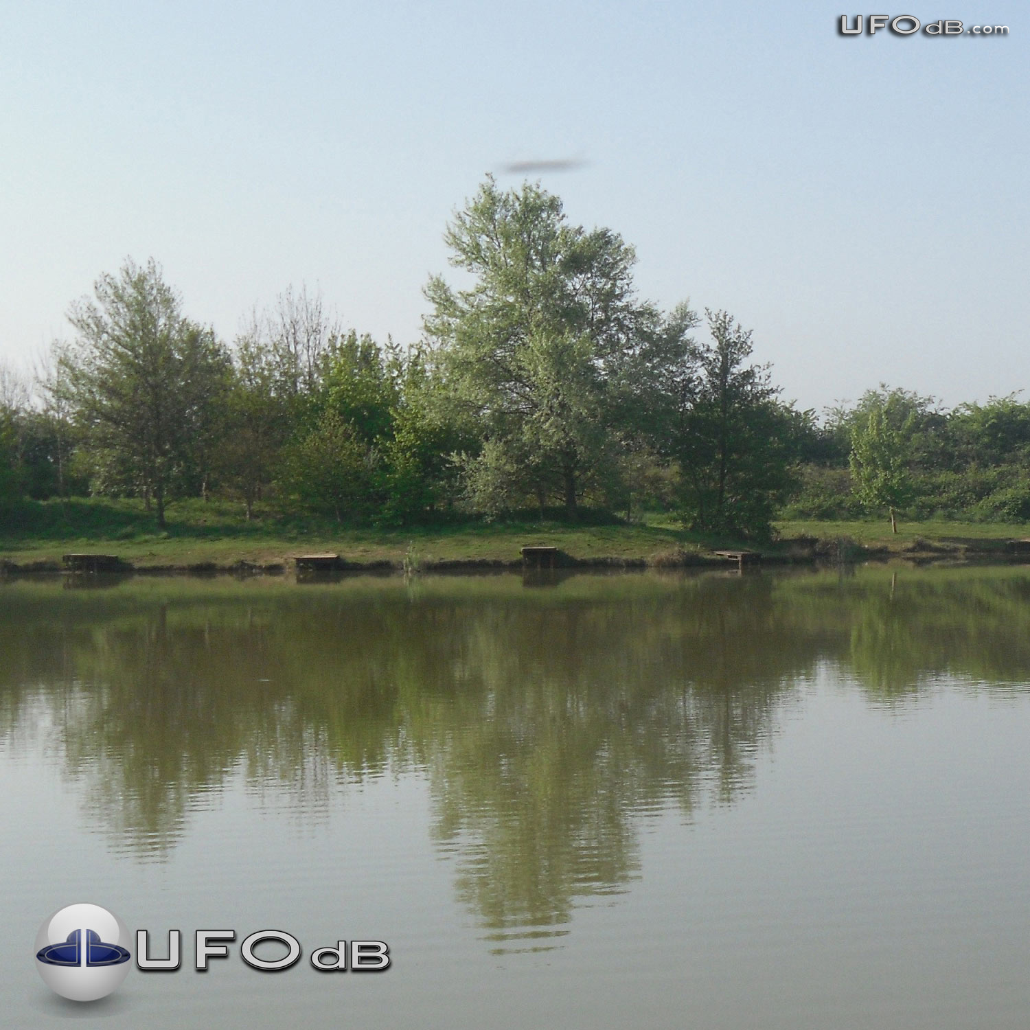 Bradley Ponds Fisherman UFO picture | Lincolnshire UK | April 23 2011 UFO Picture #301-1