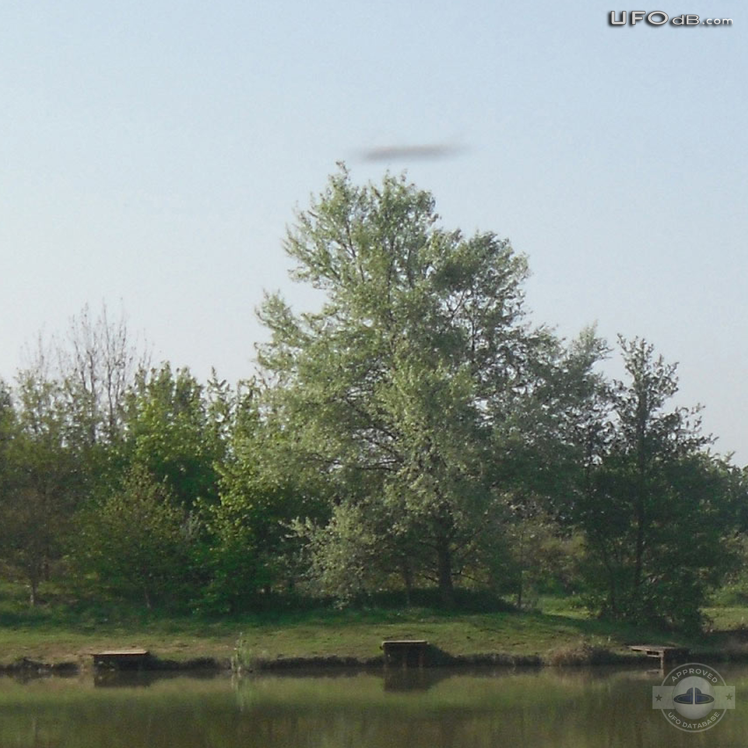 Bradley Ponds Fisherman UFO picture | Lincolnshire UK | April 23 2011 UFO Picture #301-2