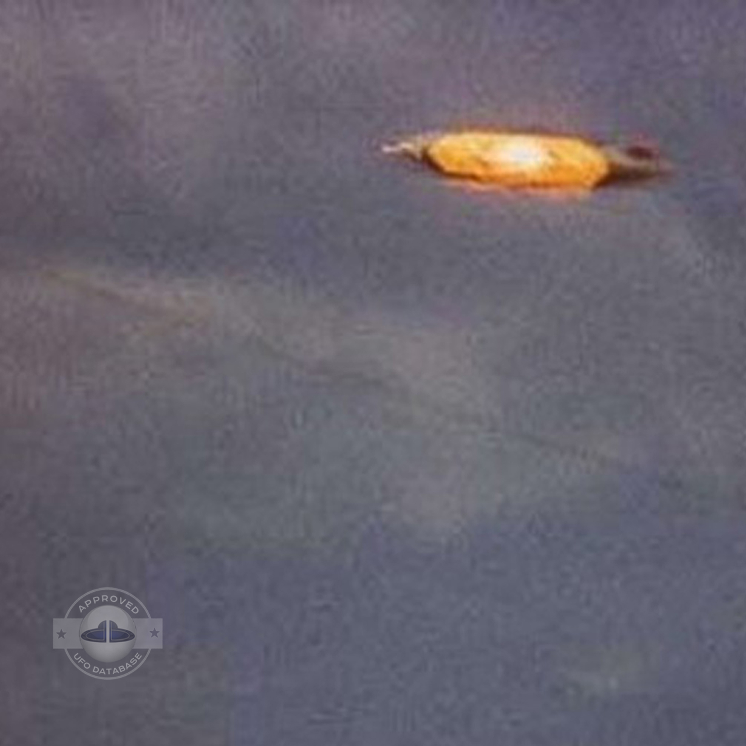 UFO picture - We can see at the center of the UFO an orange light UFO Picture #130-2