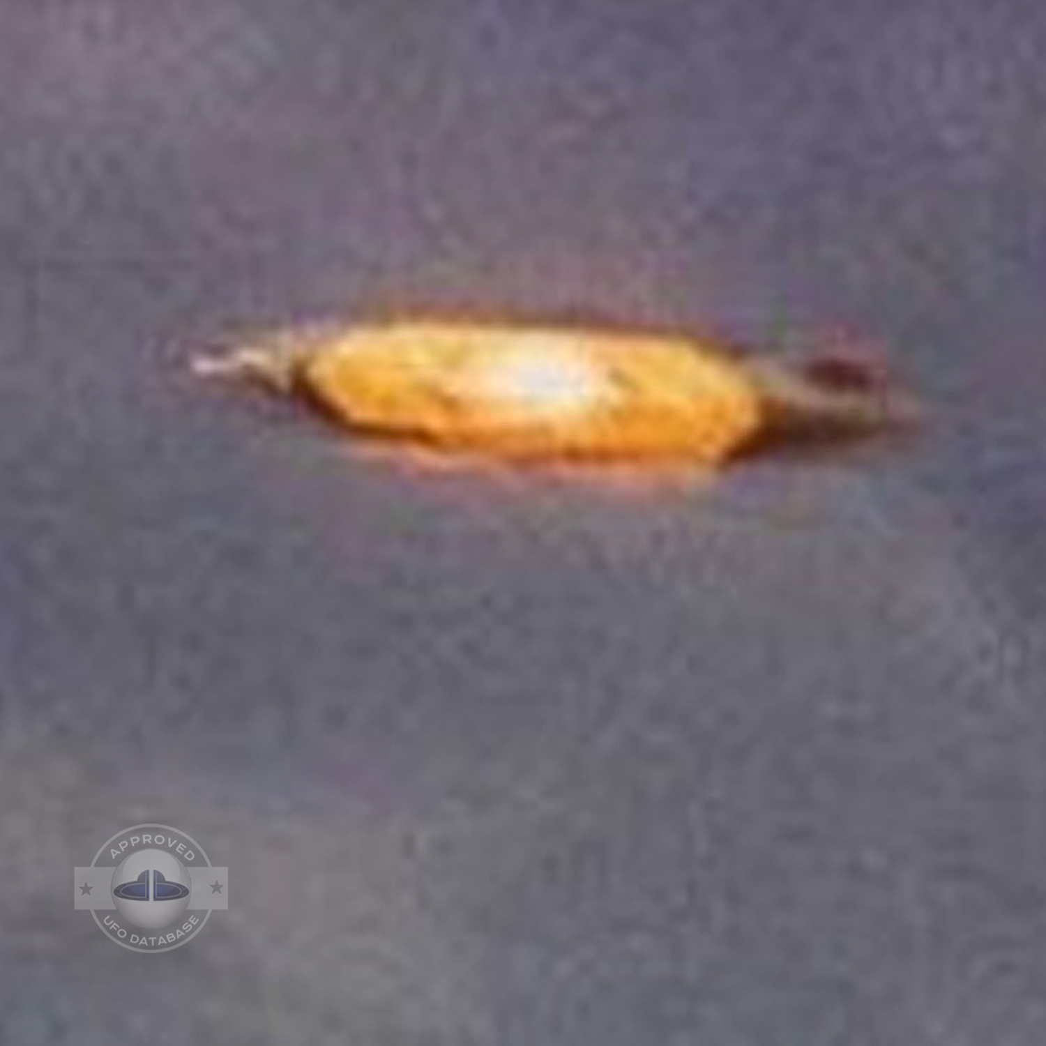 UFO picture - We can see at the center of the UFO an orange light UFO Picture #130-3
