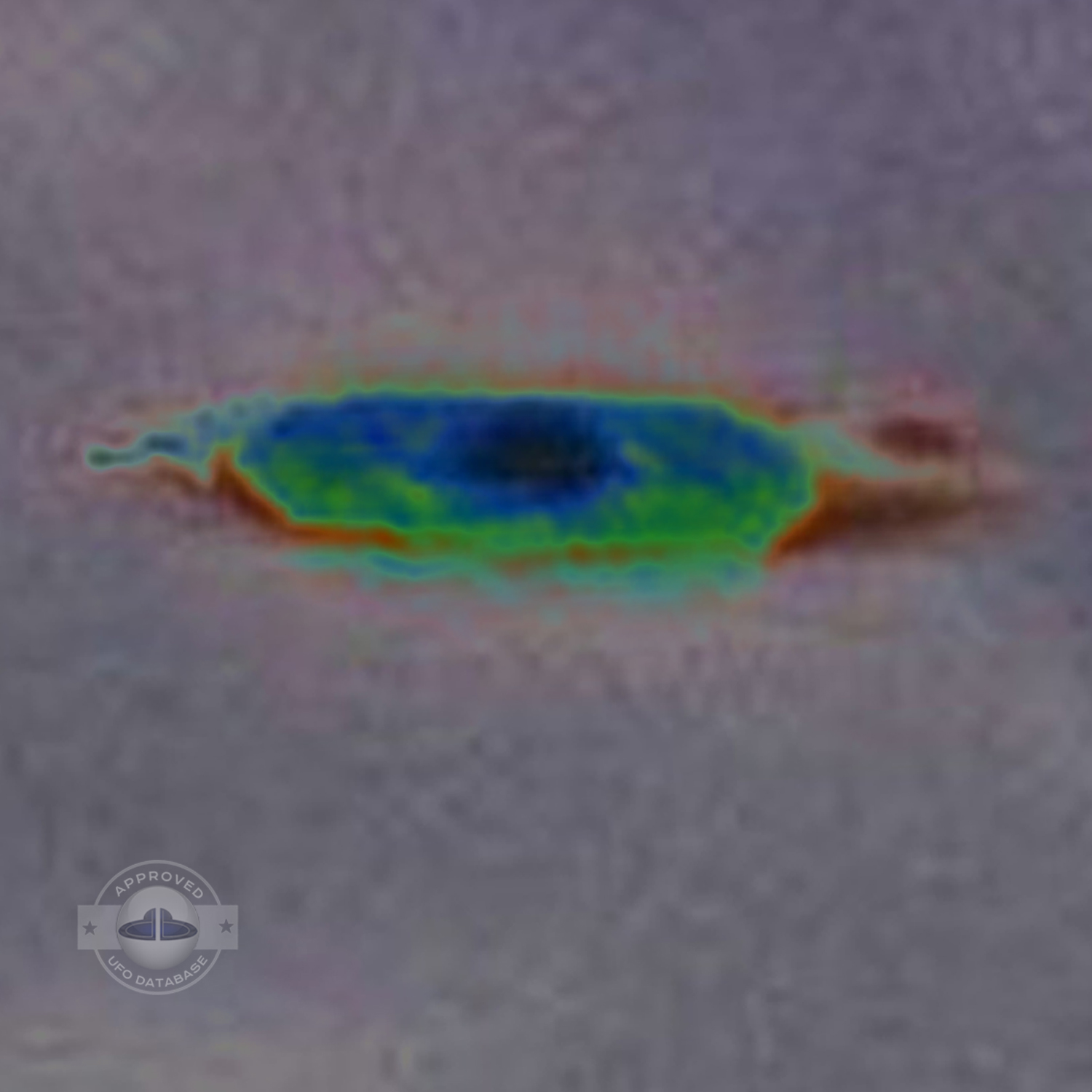 UFO picture - We can see at the center of the UFO an orange light UFO Picture #130-5