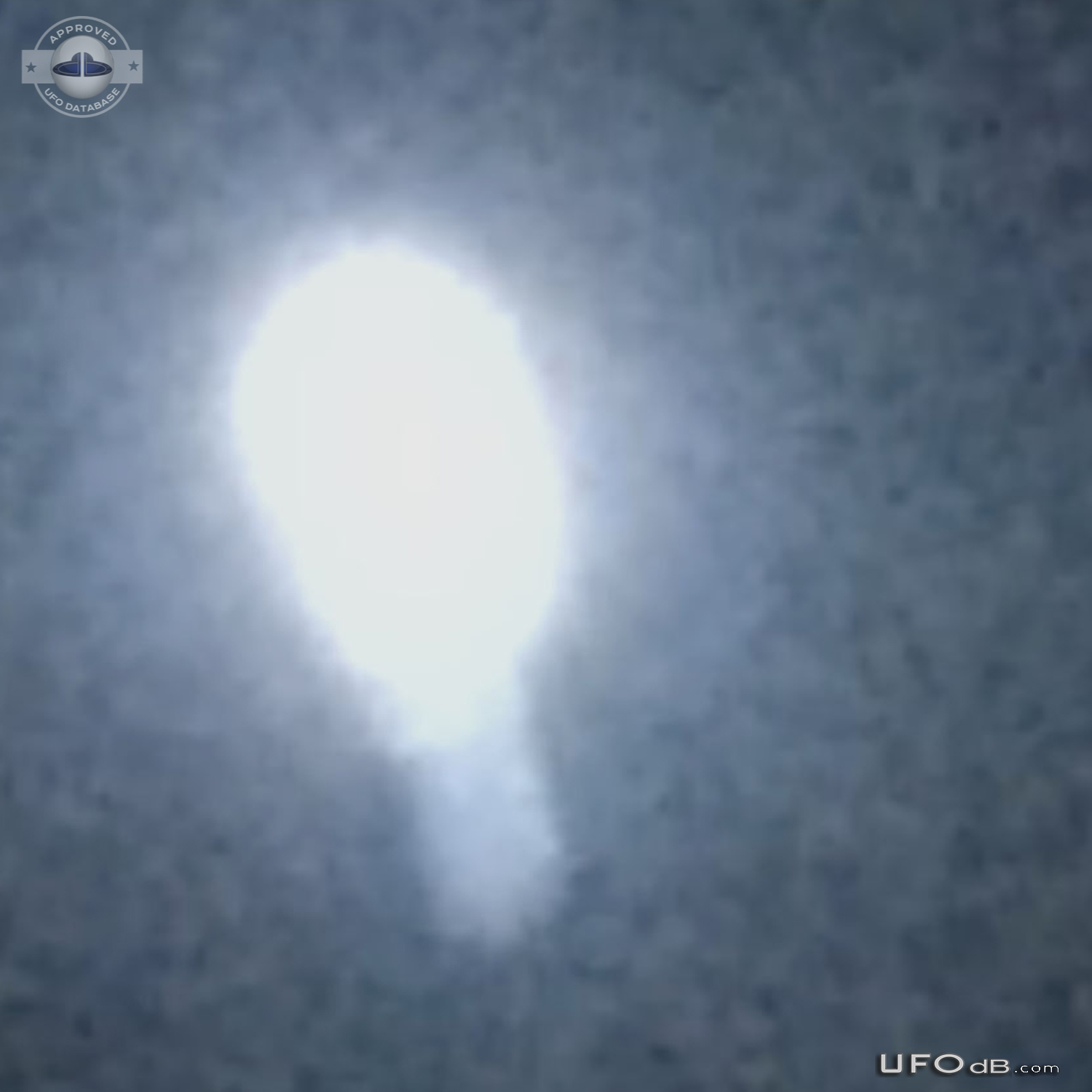 Bright UFO appearing to have wings but changed viewed with binoculars  UFO Picture #815-4