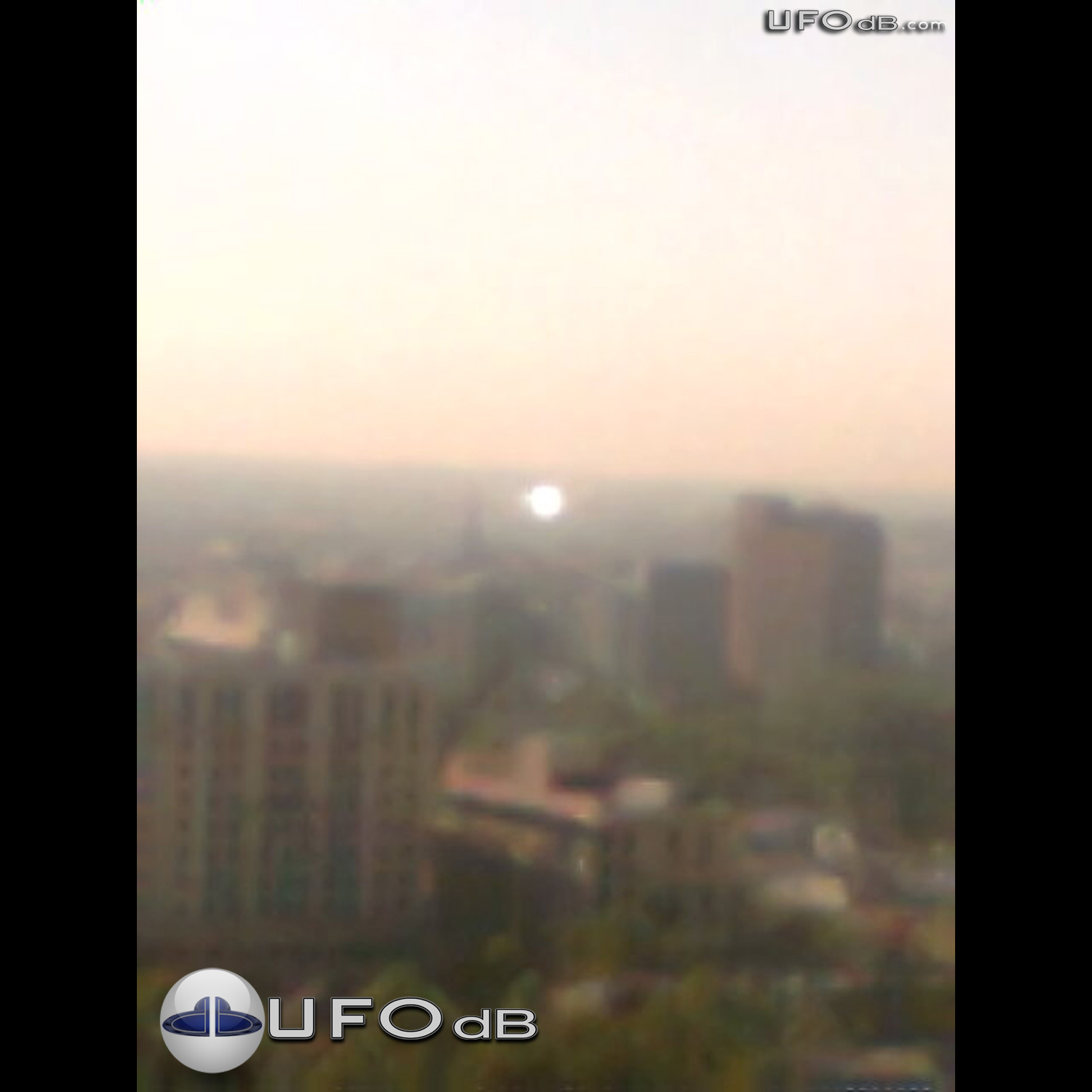 Brilliant Ball of light UFO seen in Melbourne | Australia January 2011 UFO Picture #260-1