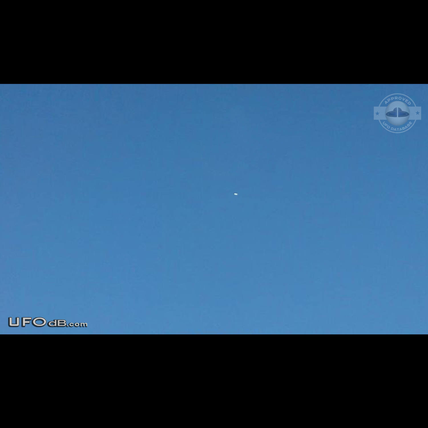 Cylindrical Saucer UFO caught on picture over Oland, Sweden in 2008 UFO Picture #453-1