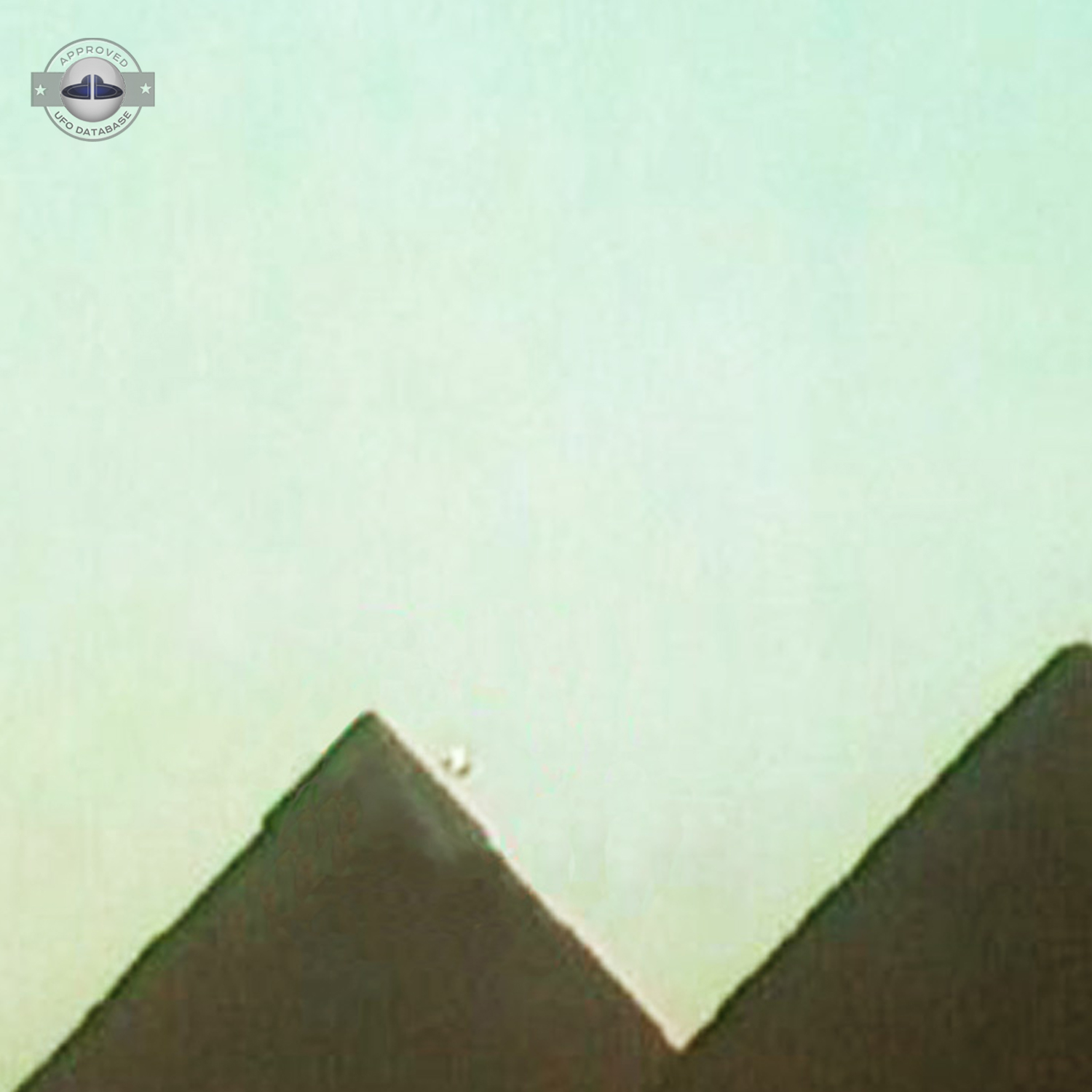 Transforming UFO beside Pyramid of Khafre | Giza, Egypt | May 23 2006 UFO Picture #237-2