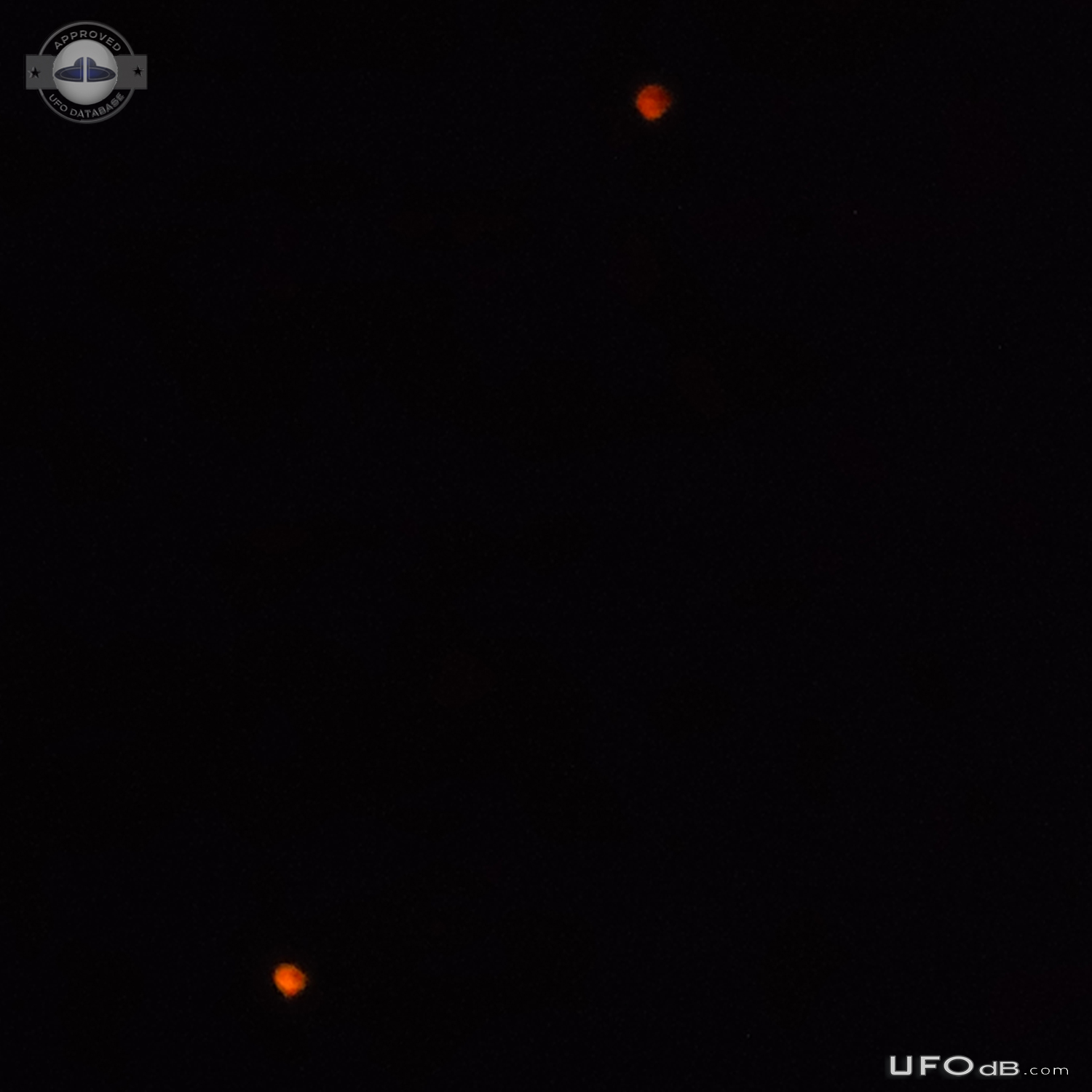 Family eating dinner at our resort then notice 5 UFOs in the sky - Jam UFO Picture #719-3