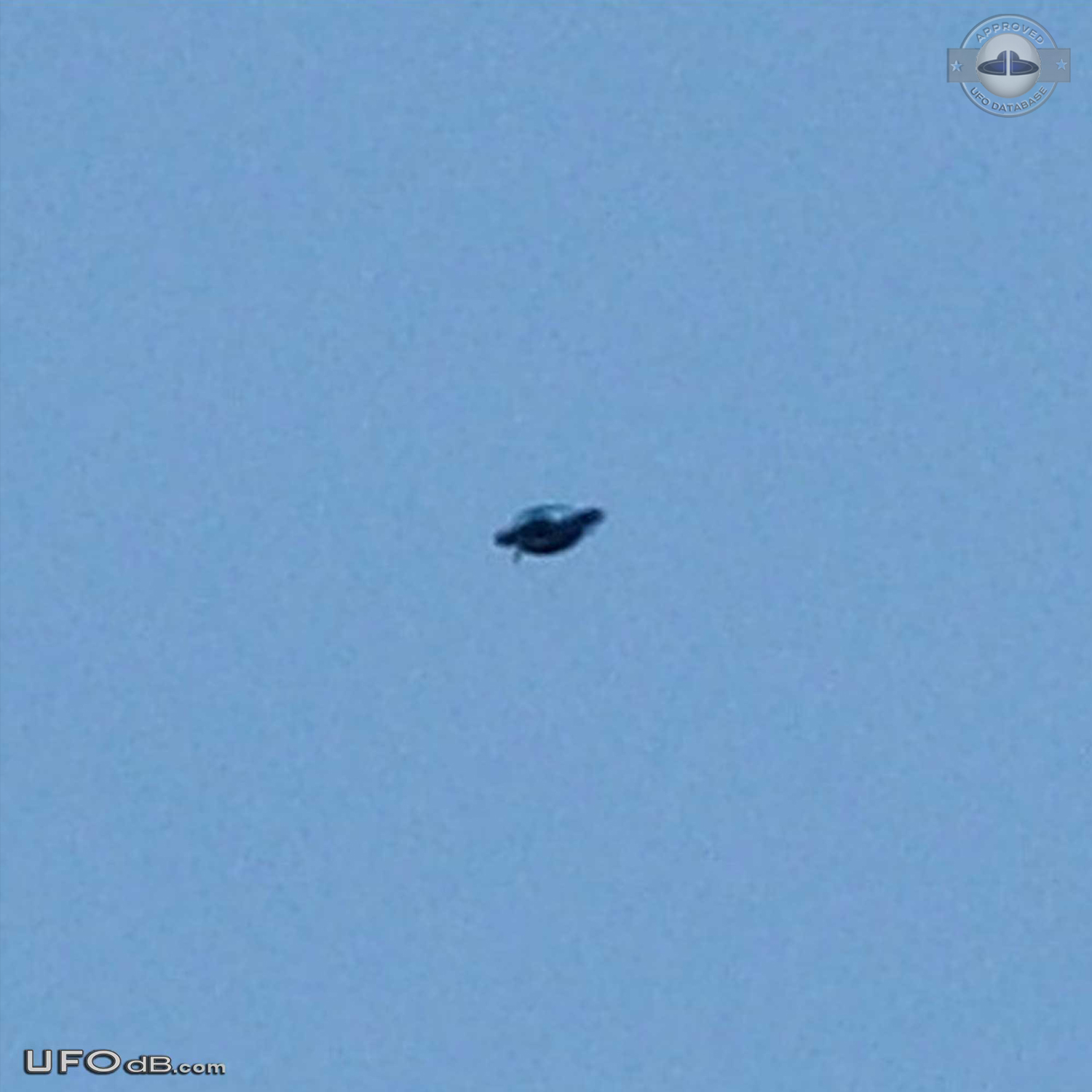 Father and Son in Zagreb, Croatia sees UFO and get picture - 2006 UFO Picture #441-1