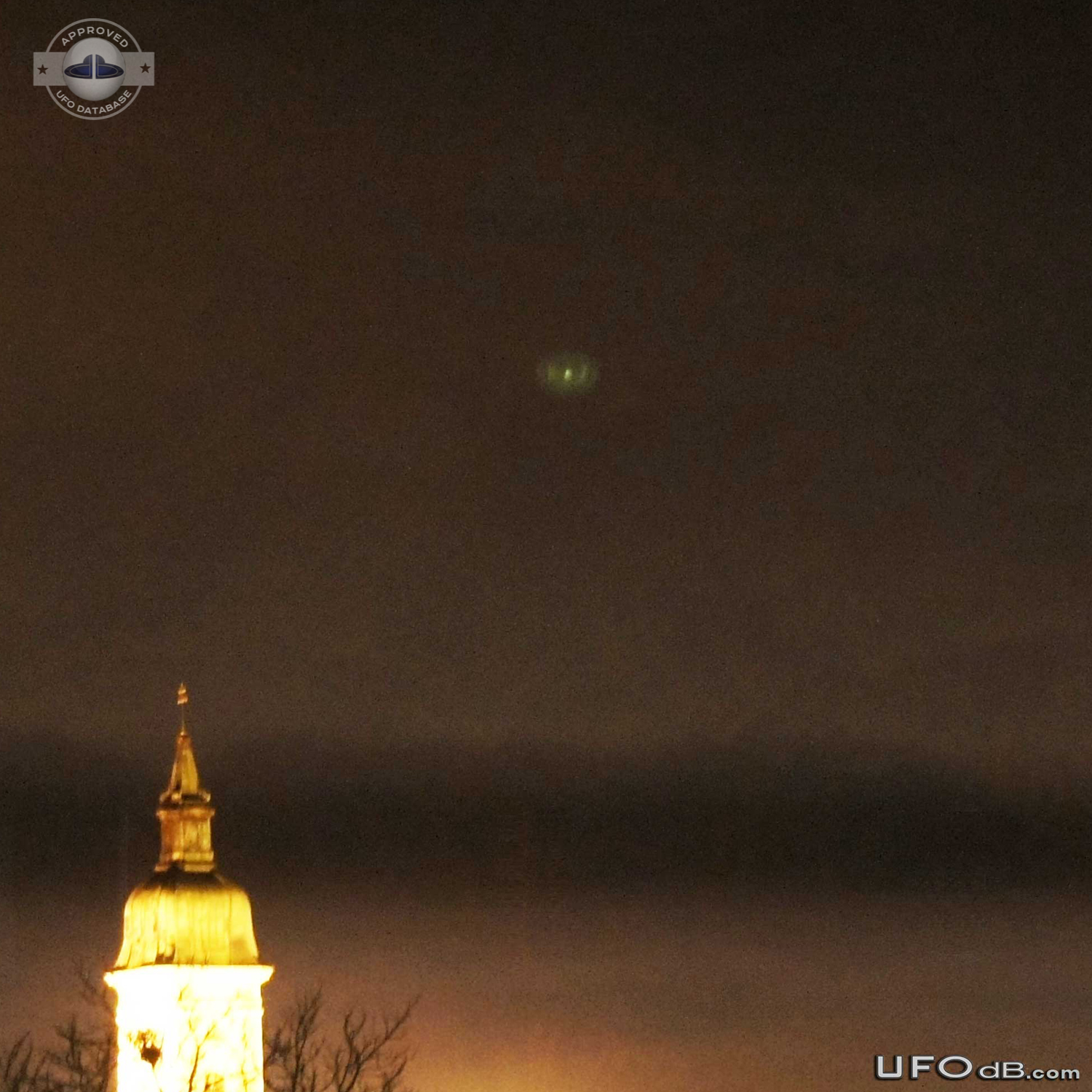 From the roof of his house photographer get UFO picture | Germany 2012 UFO Picture #392-1