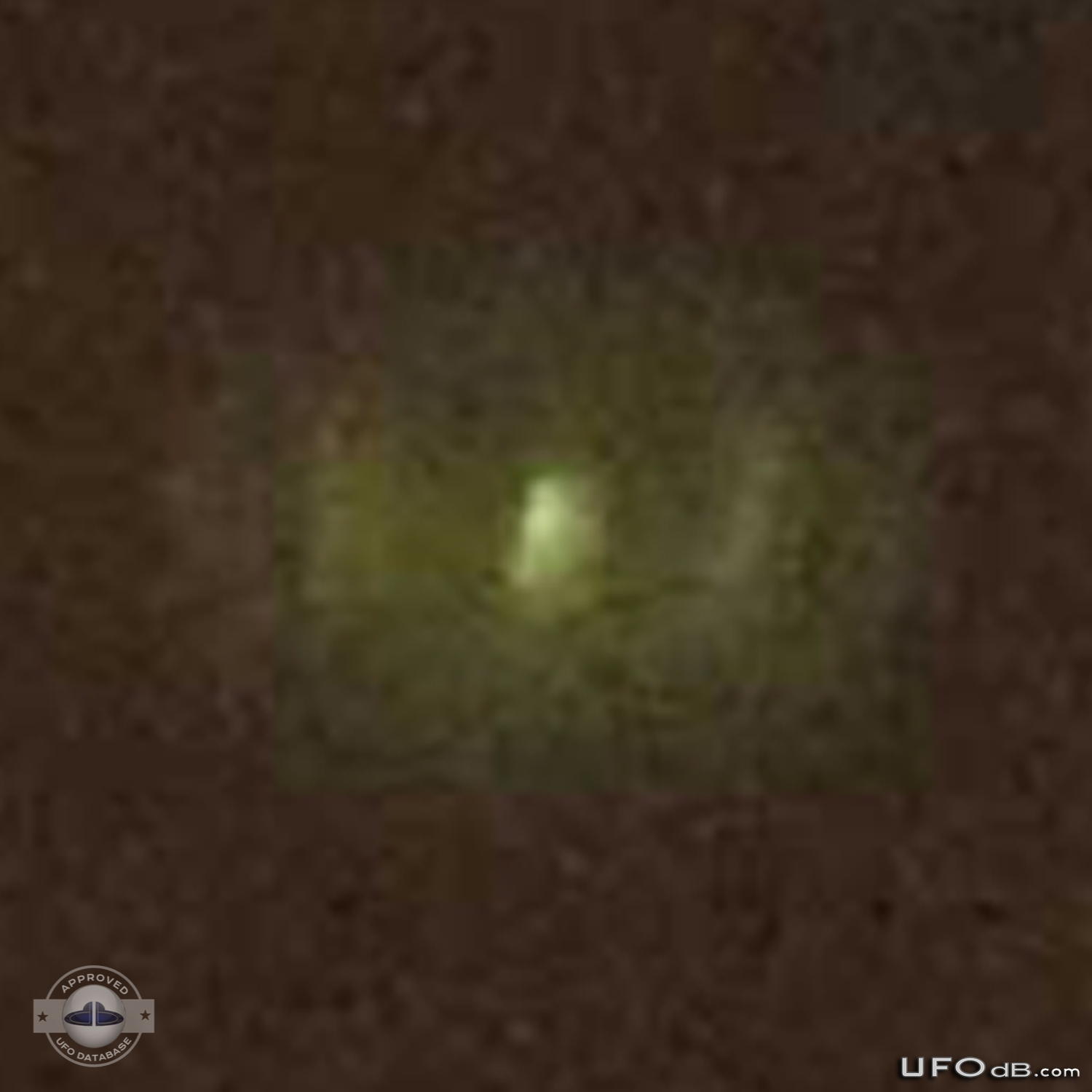 From the roof of his house photographer get UFO picture | Germany 2012 UFO Picture #392-4