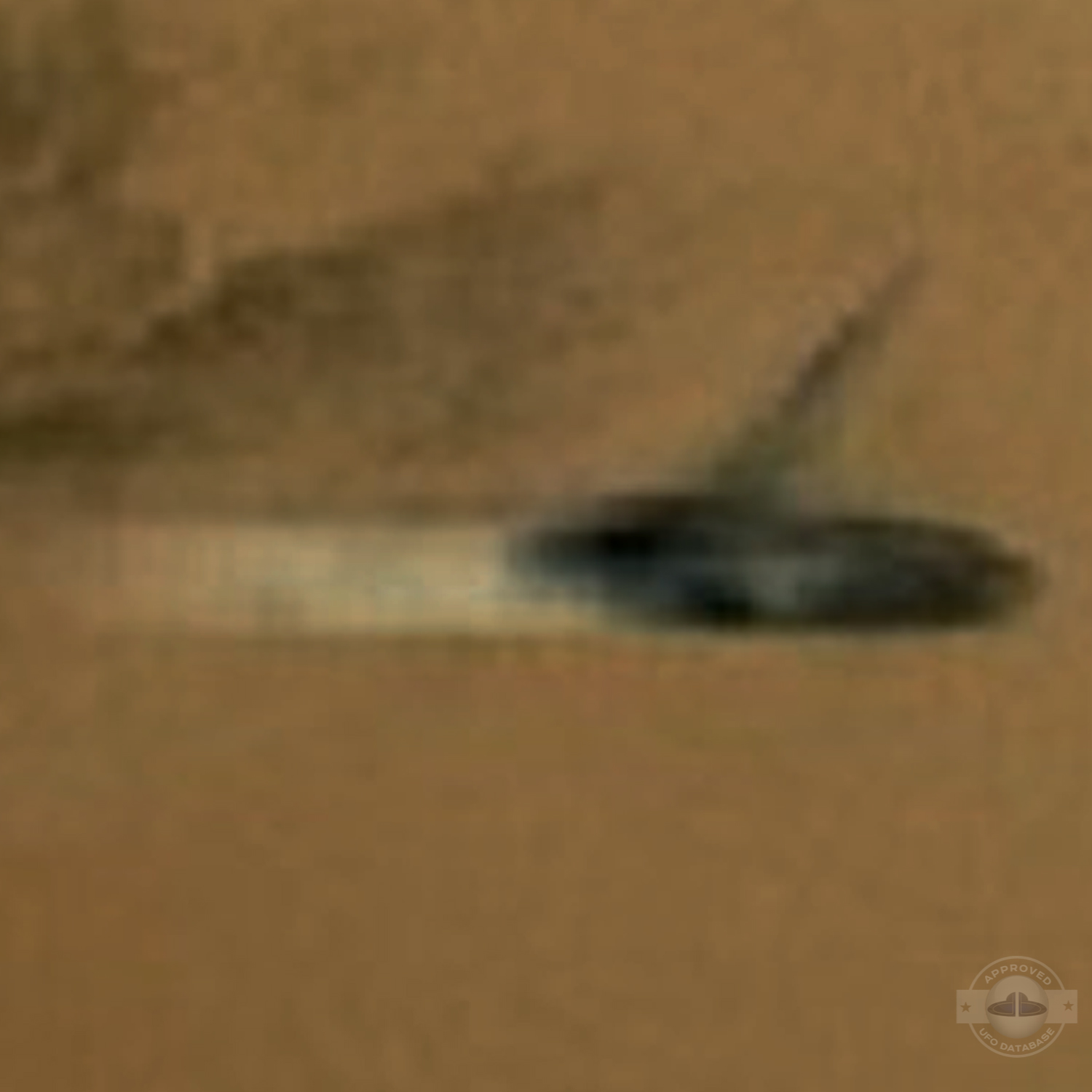 UFO picture shows movement of UFO by capturing the trace of the UFO UFO Picture #181-7