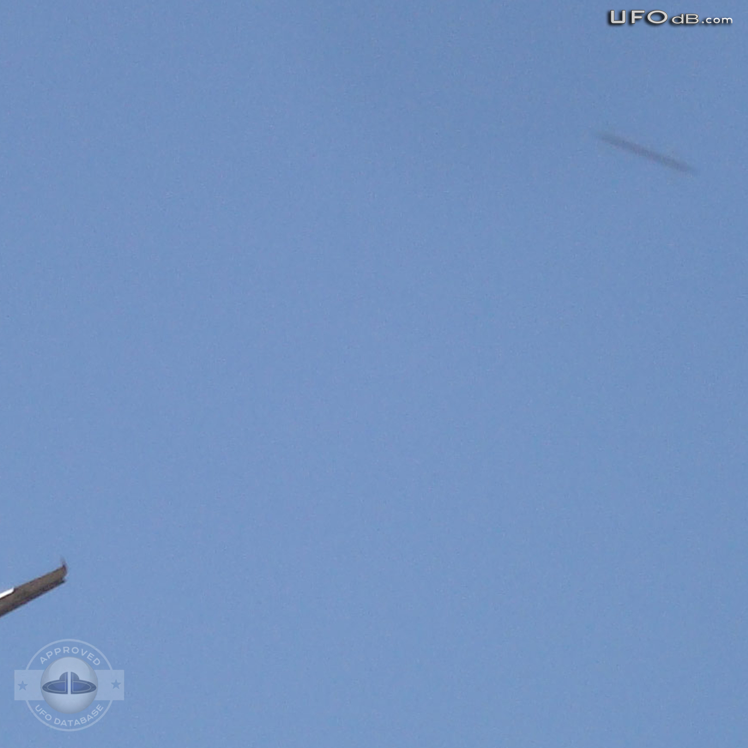 Guarulhos Airport, Brazil | UFO near airplane taking off | April 2011 UFO Picture #337-2