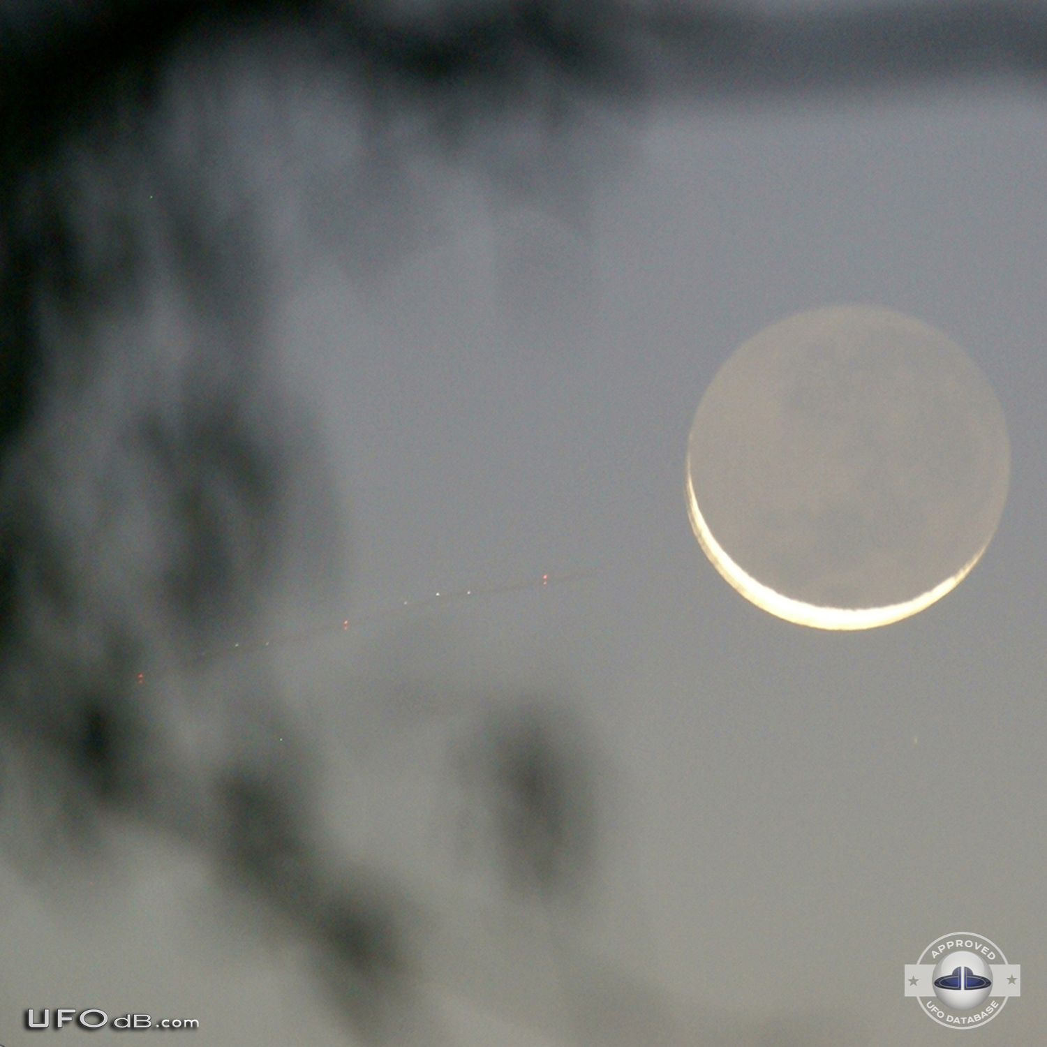 High quality Photo captures a Huge long UFO - Melbourne Australia 2009 UFO Picture #523-2