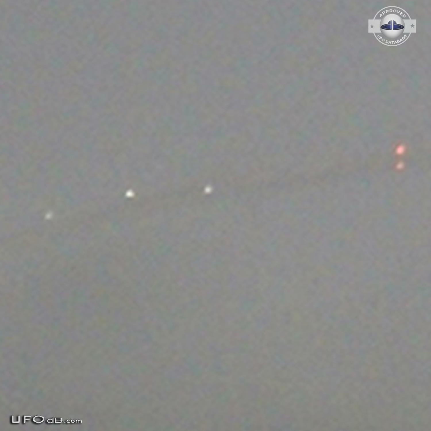 High quality Photo captures a Huge long UFO - Melbourne Australia 2009 UFO Picture #523-5