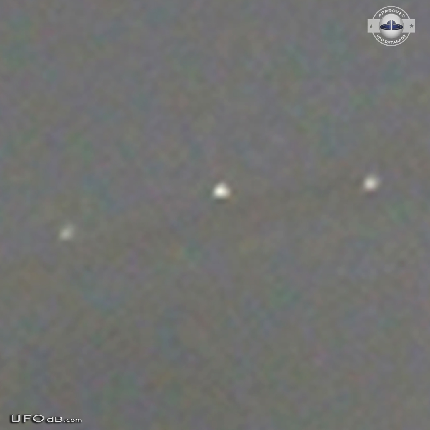 High quality Photo captures a Huge long UFO - Melbourne Australia 2009 UFO Picture #523-6