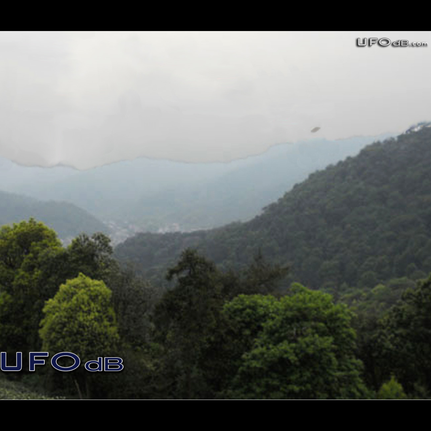 Humming whirring sounds heard with UFO picture | Hangzhou | April 2011 UFO Picture #332-2
