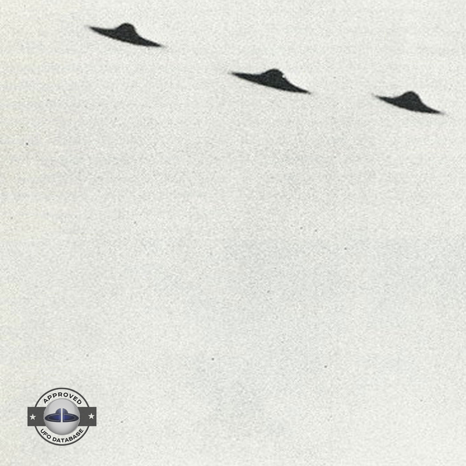 UFO picture lack of three dimensional aspect. 3 UFOs are very similar UFO Picture #136-2