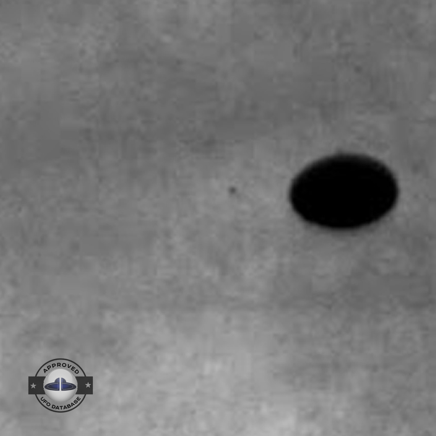 UFO passing near a communication tower in a cloudy sky Pescara Italy UFO Picture #125-3