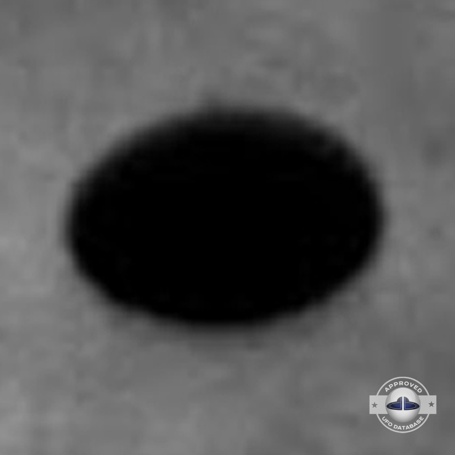 UFO passing near a communication tower in a cloudy sky Pescara Italy UFO Picture #125-4