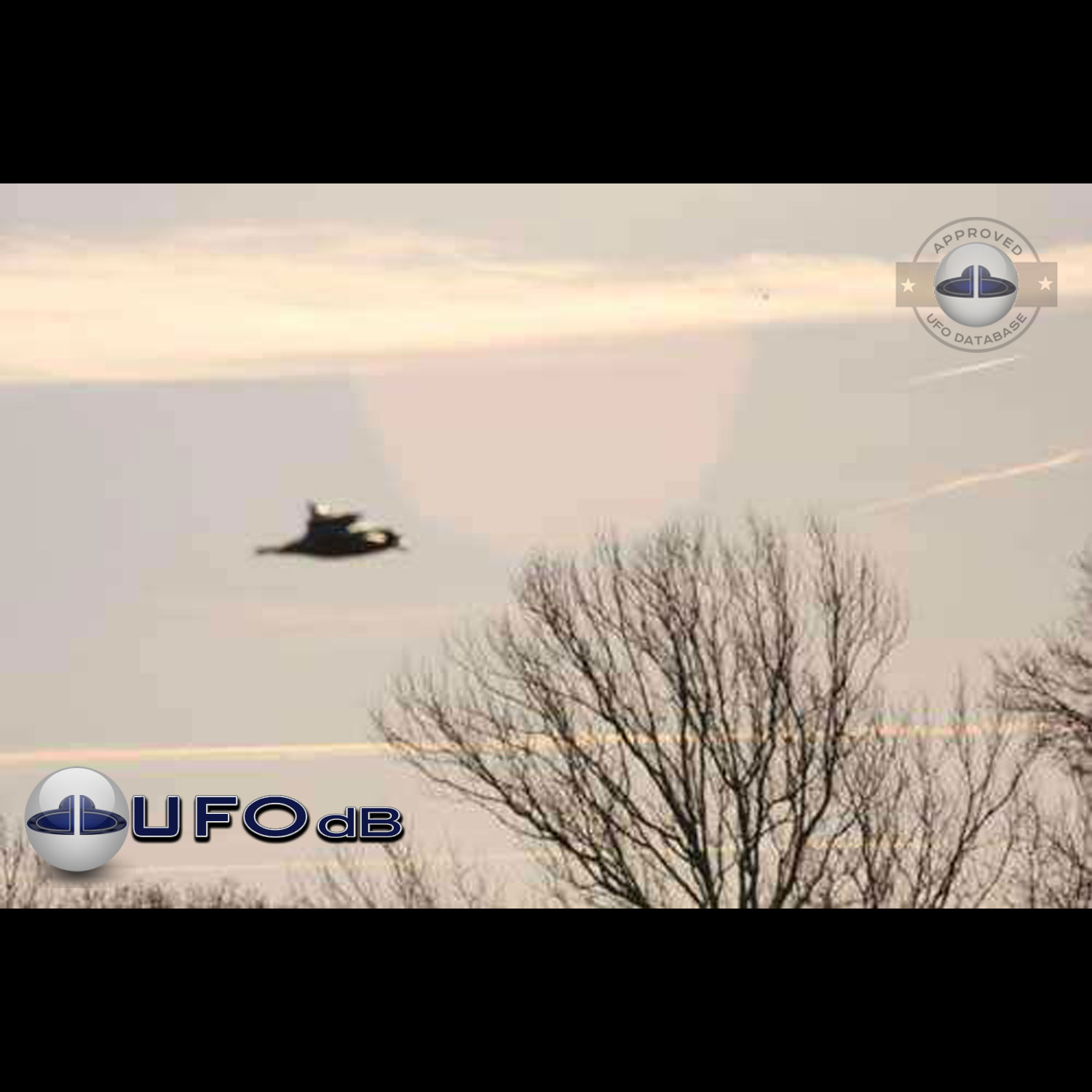 odd glow UFO making a whirling sound when passing by leaving glow UFO Picture #83-1
