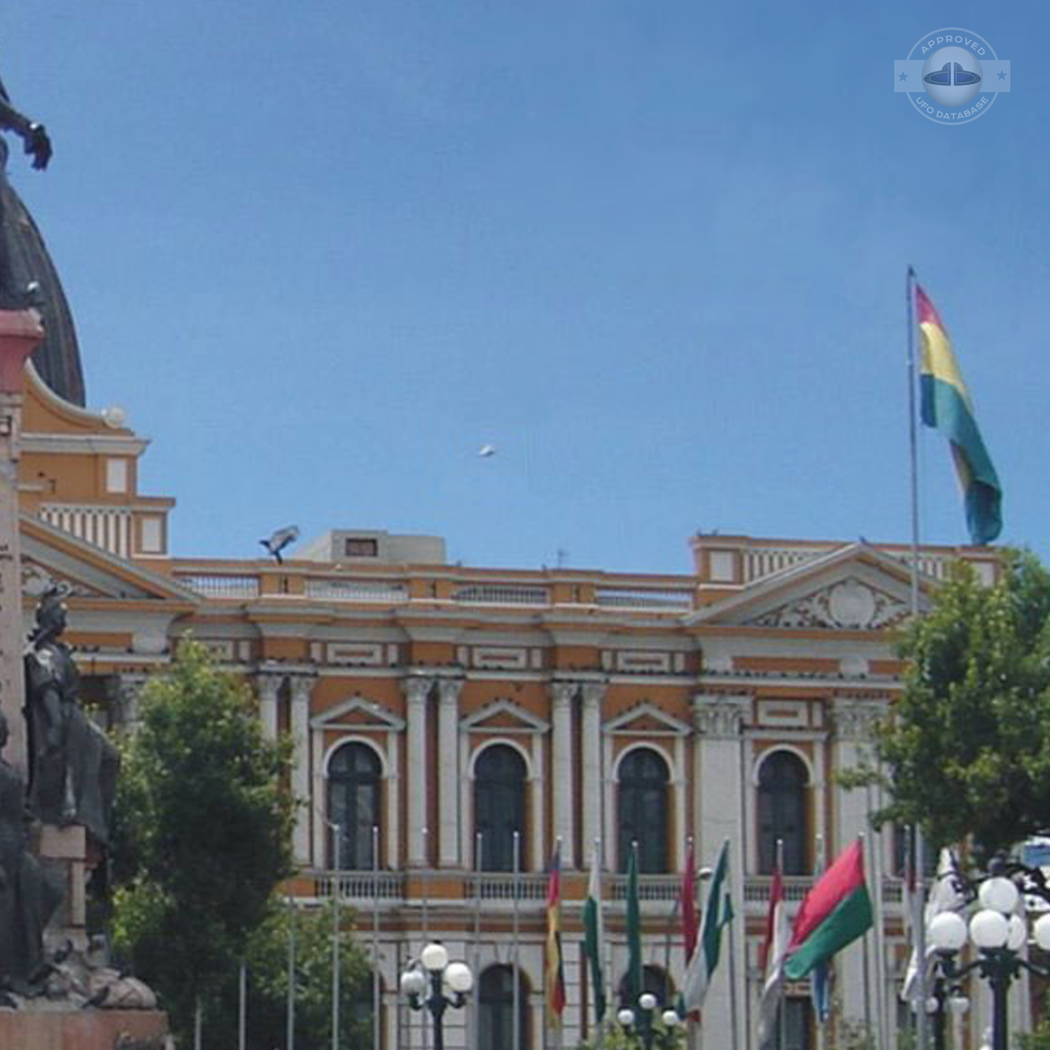 UFO near Government Buildings in Bolivia