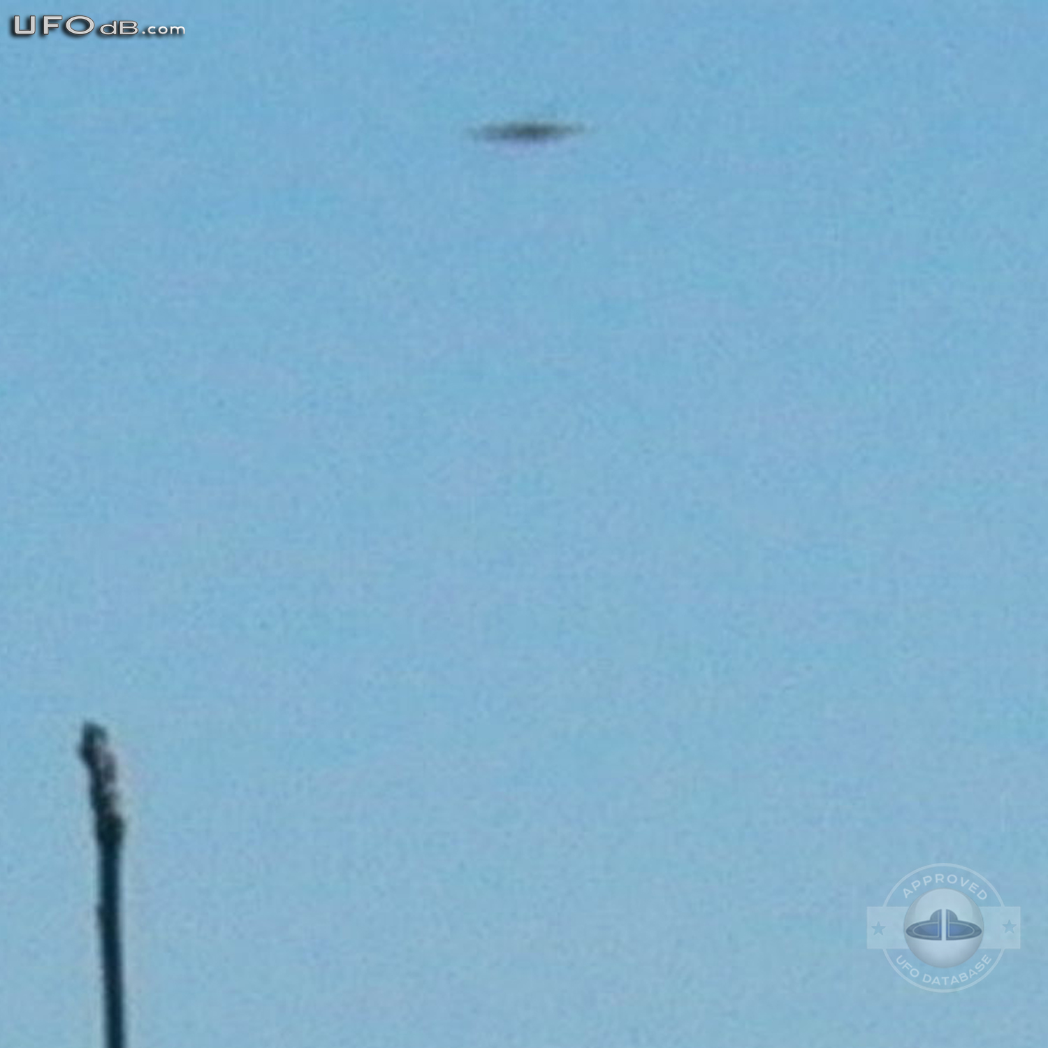 Lake Wosley Fisherman get a fast UFO on picture | Ontario, Canada 2011 UFO Picture #276-3