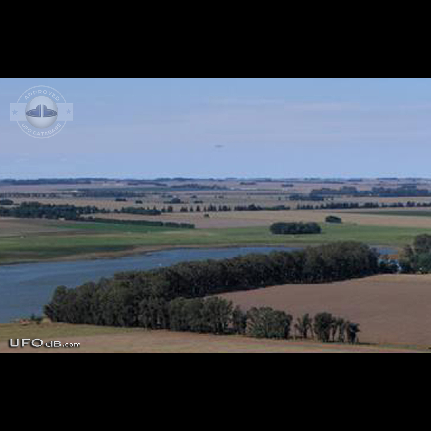 Large 70 meters wide UFO caught on picture - Cordoba, Argentina - 2009 UFO Picture #369-1