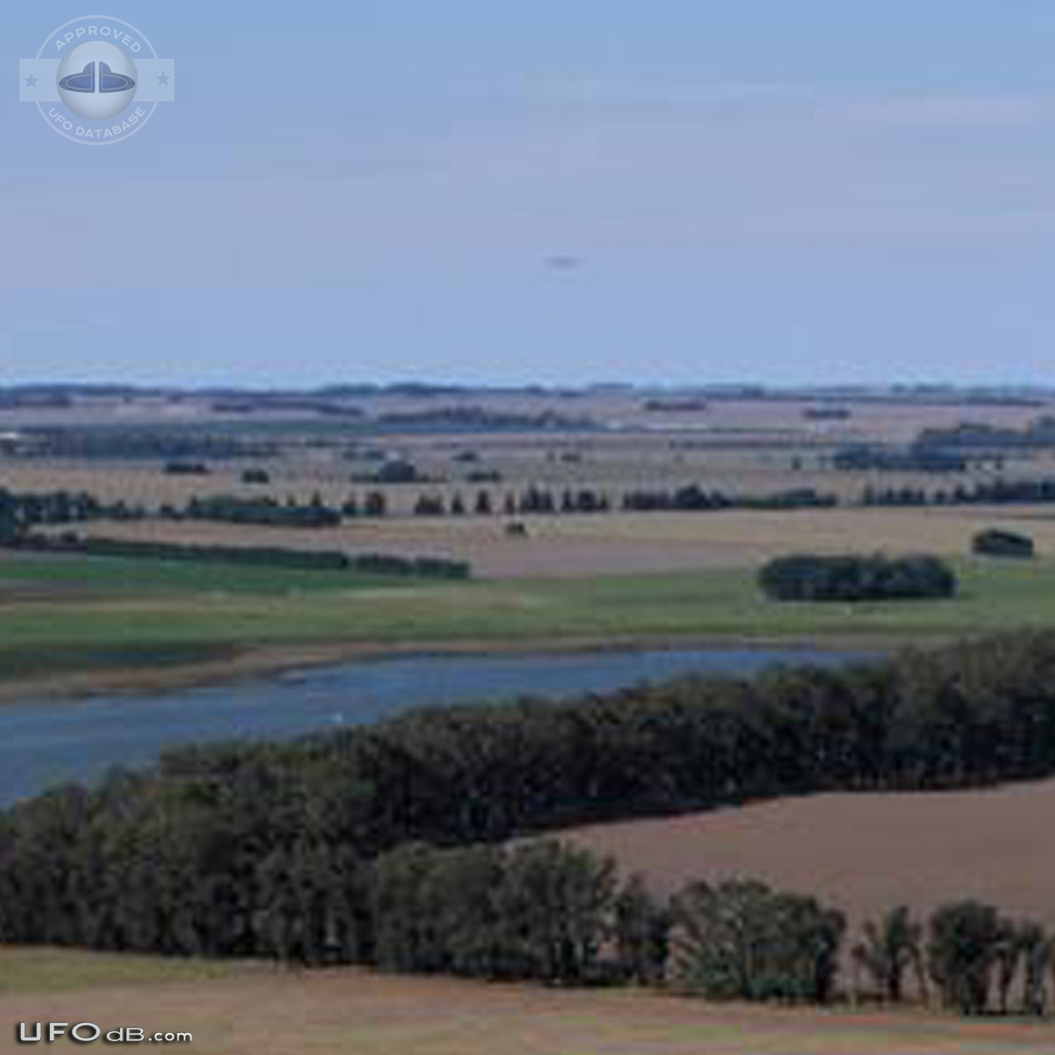 Large 70 meters wide UFO caught on picture - Cordoba, Argentina - 2009 UFO Picture #369-2