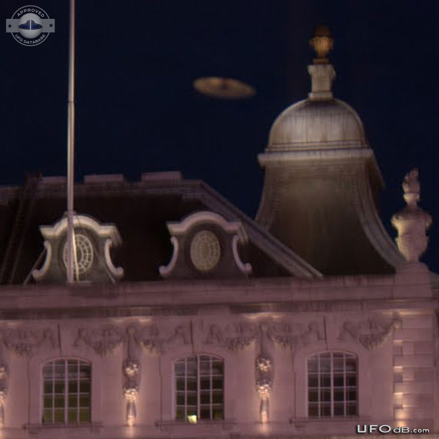 London Trip picture reveal Saucer with dome UFO - July 2010 UFO Picture #624-3