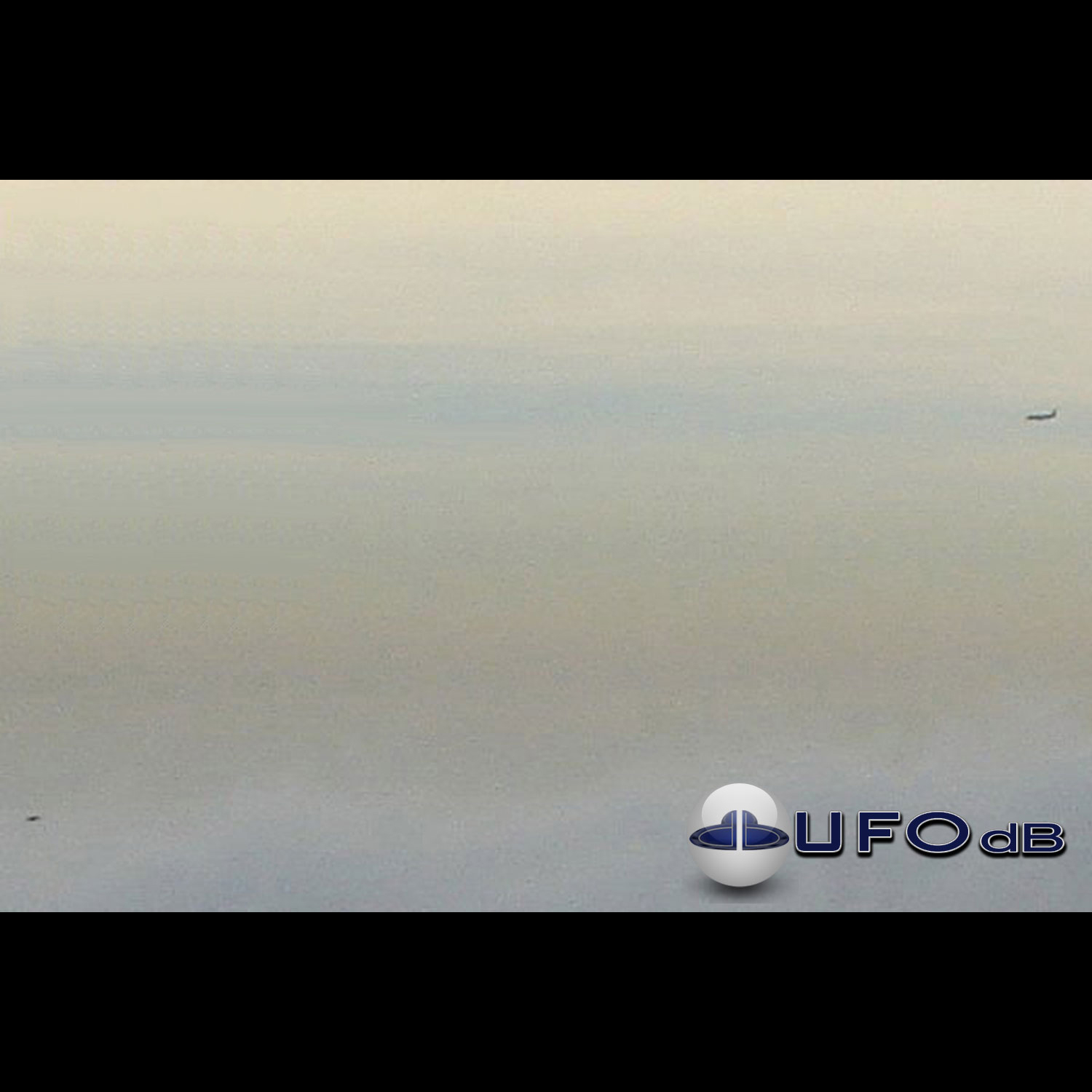 UFO picture taken in 2005 showing ufo close to coming airplane UFO Picture #24-1