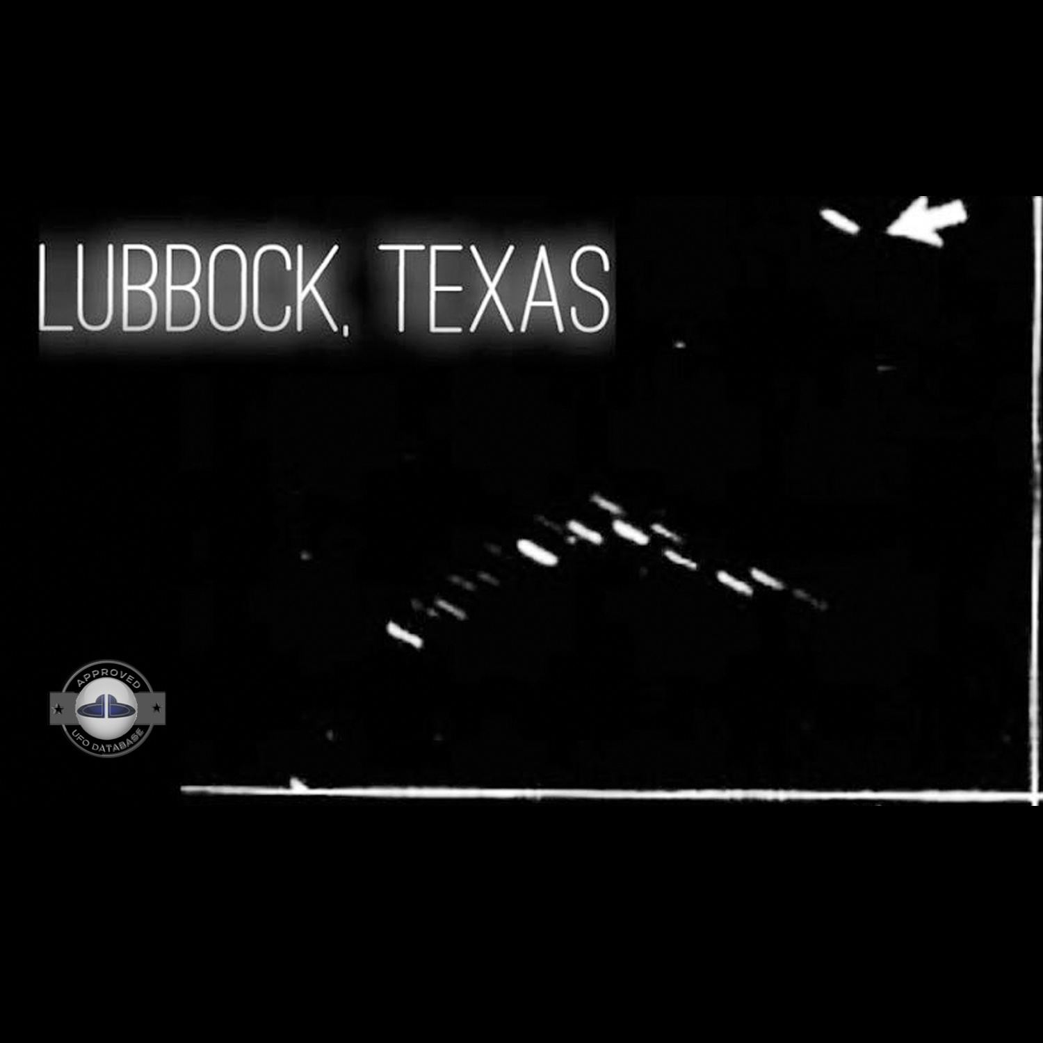 UFO picture show 18 luminous UFO arranged in a crescent formation UFO Picture #117-2