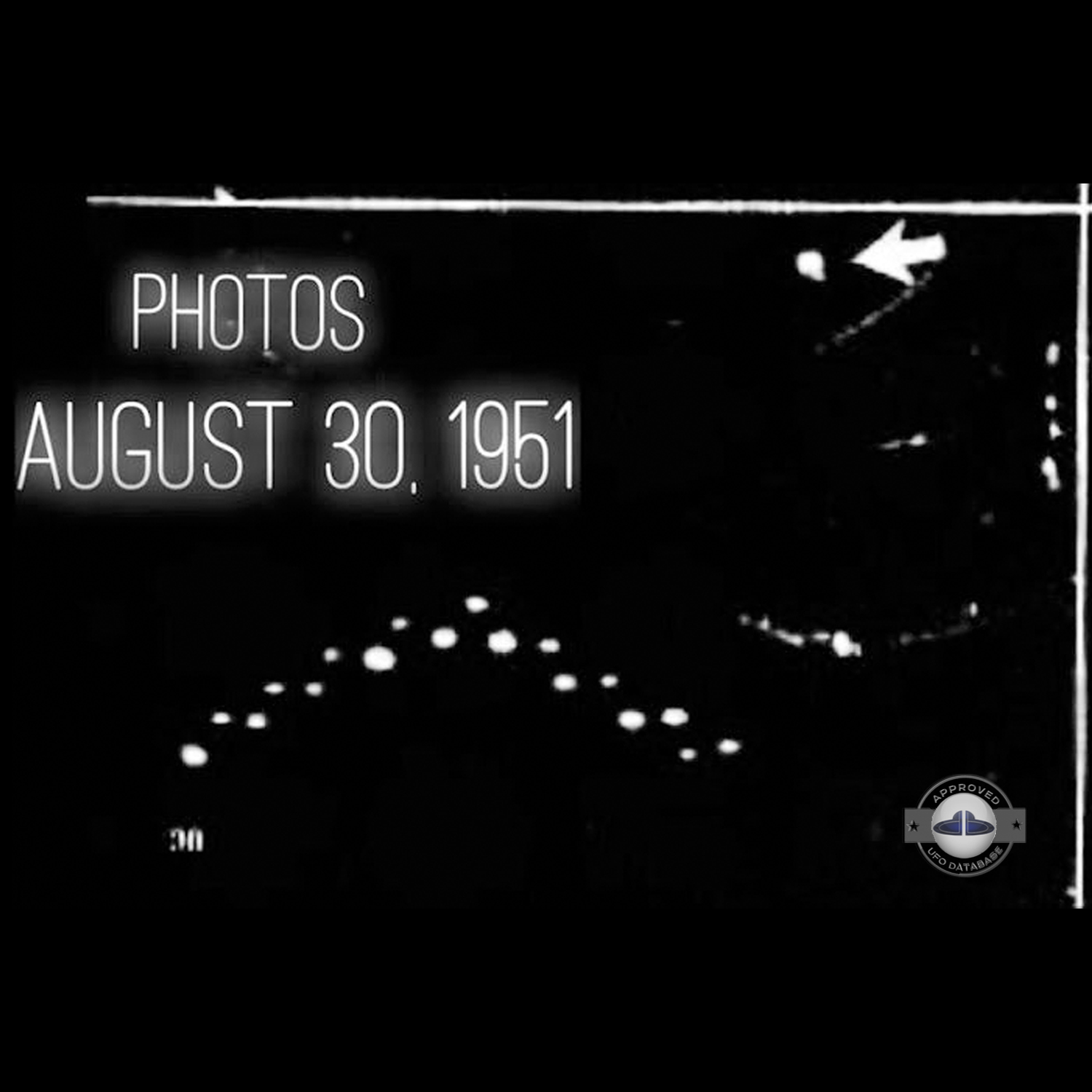UFO picture show 18 luminous UFO arranged in a crescent formation UFO Picture #117-4