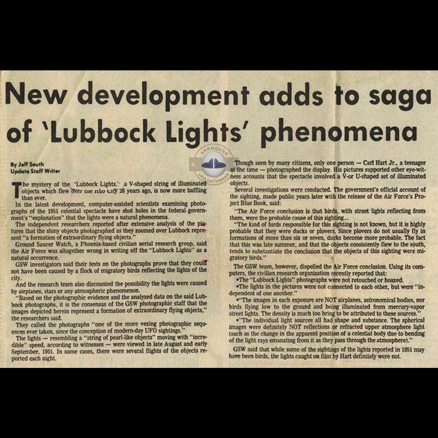 UFO picture show 18 luminous UFO arranged in a crescent formation UFO Picture #117-6