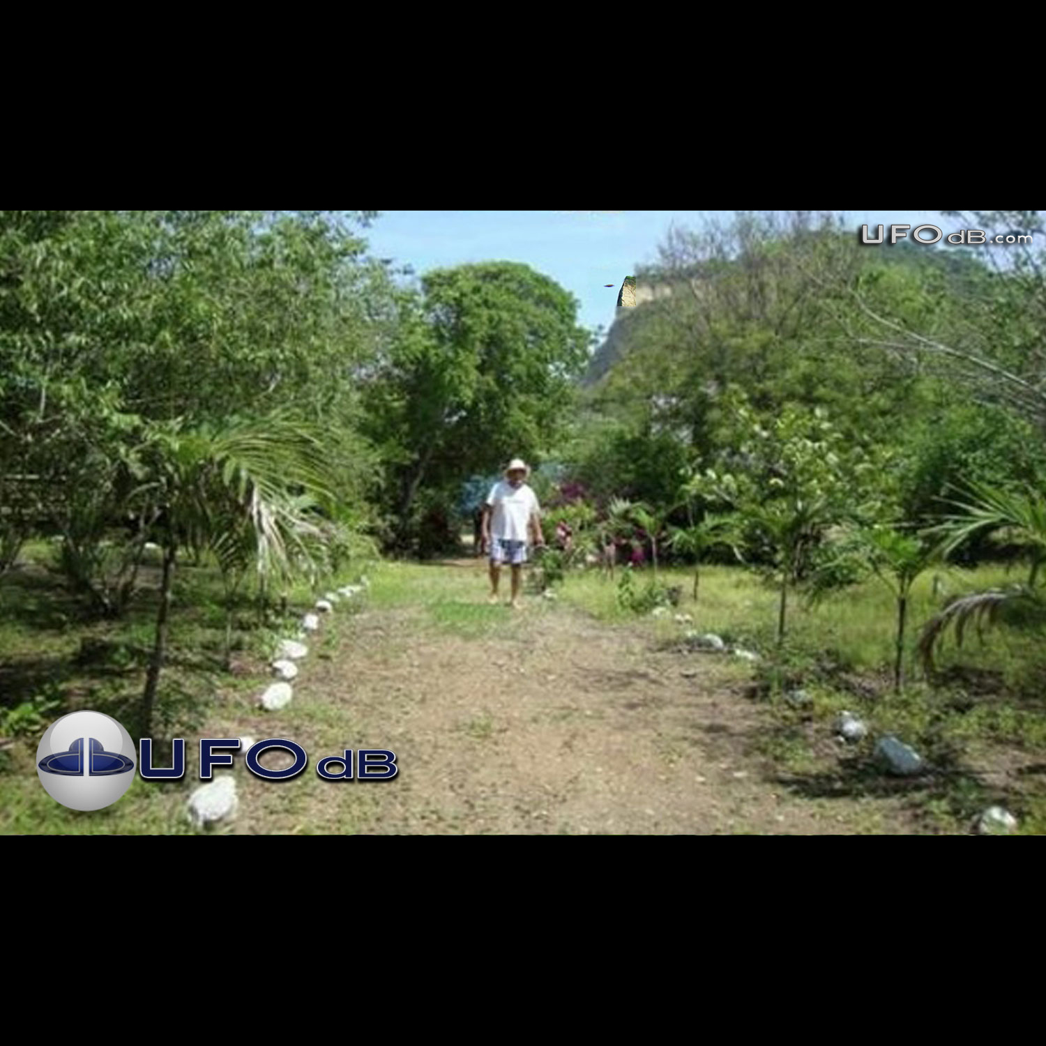Lucky shot get a UFO on picture in Chirije | Ecuador | January 2011 UFO Picture #272-1
