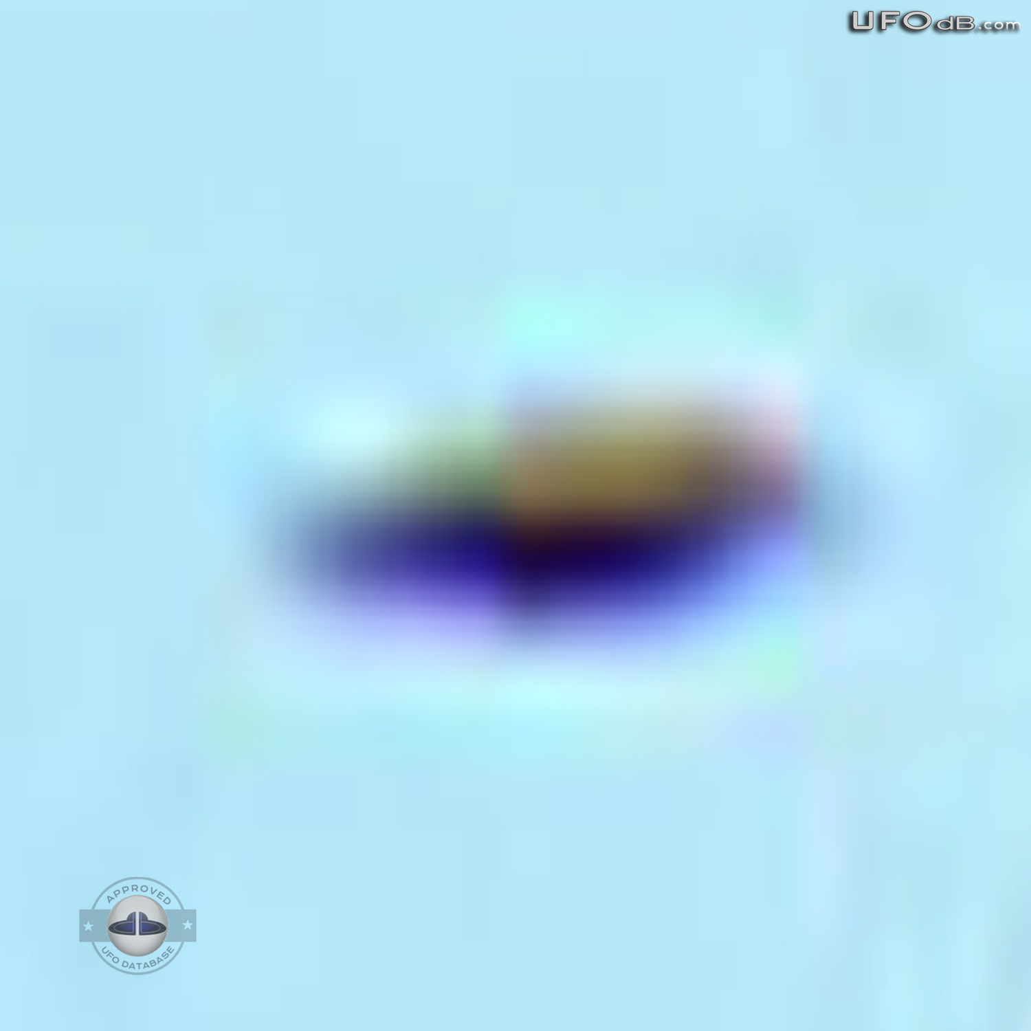 Lucky shot get a UFO on picture in Chirije | Ecuador | January 2011 UFO Picture #272-6