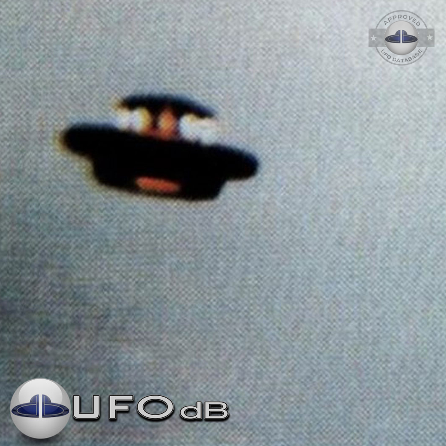 We can see 2 kind of glowing lights, big whites and smaller red ones UFO Picture #66-2