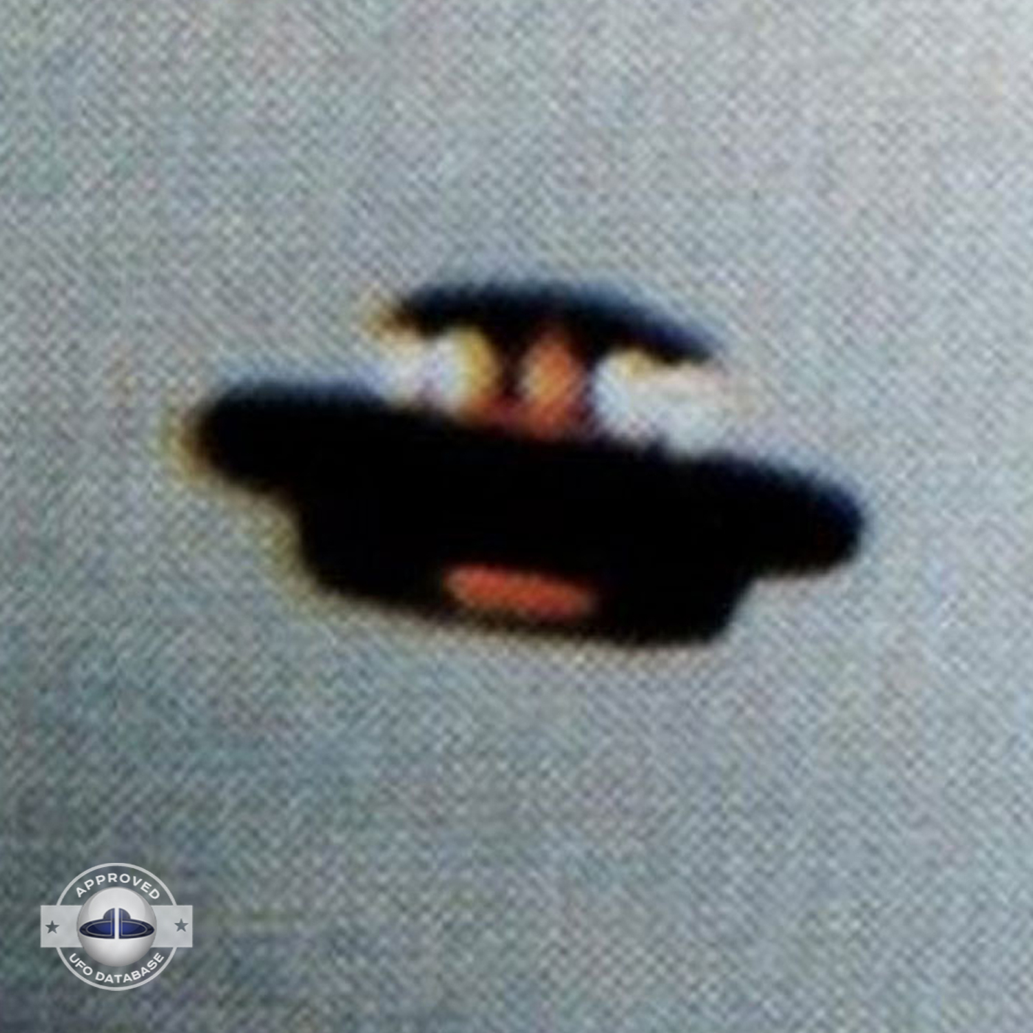 We can see 2 kind of glowing lights, big whites and smaller red ones UFO Picture #66-3