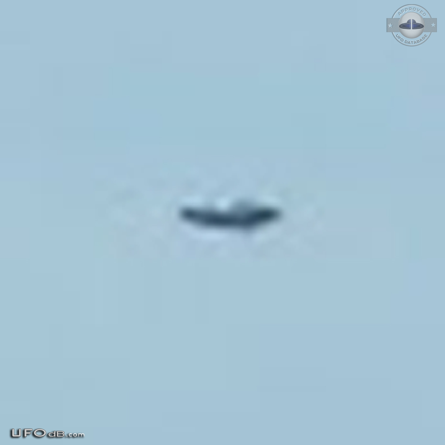 Monument picture reveals passing saucer UFO in Kragujevac, Serbia 2004 UFO Picture #457-5